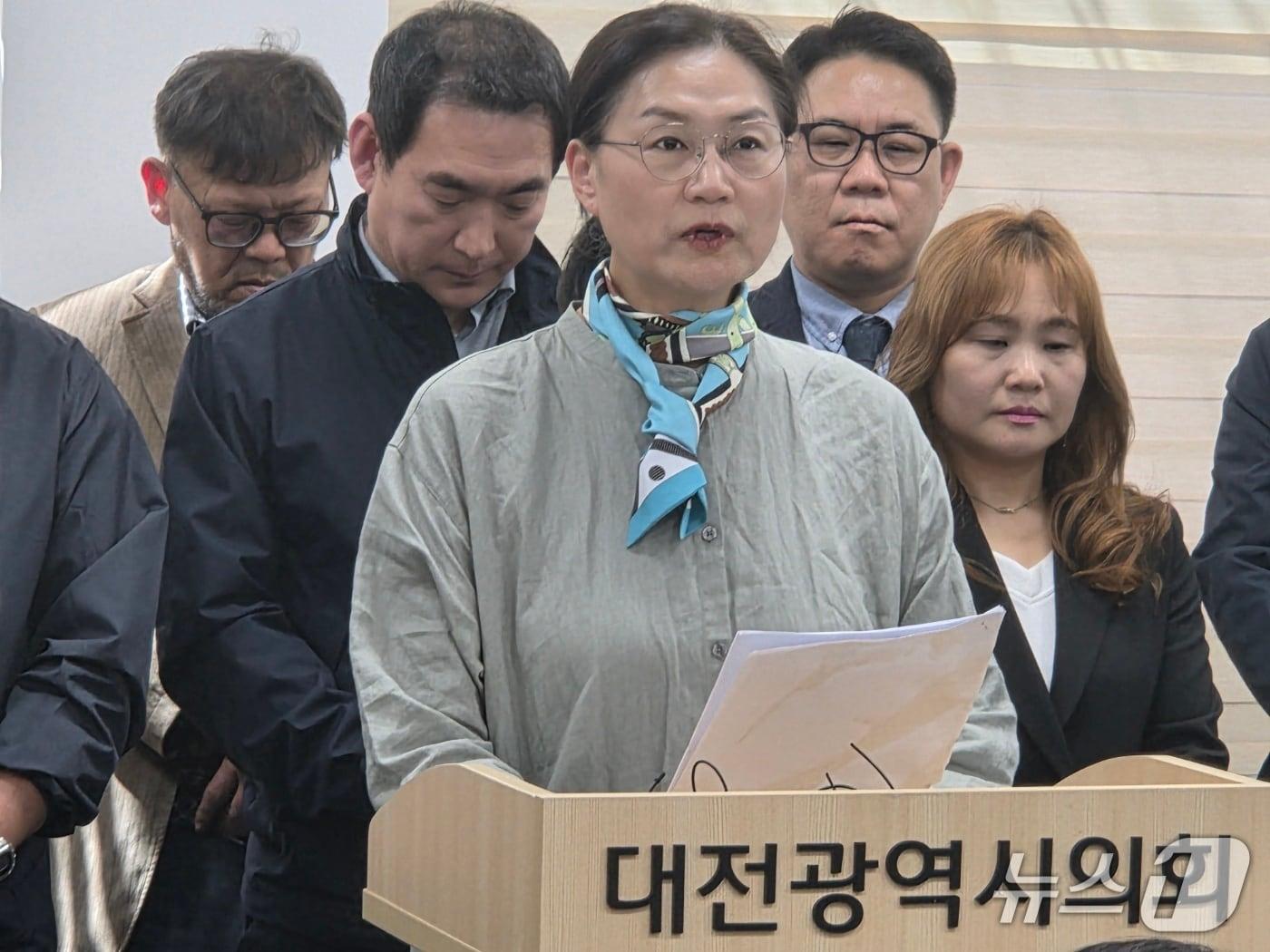 본문 이미지 - 손은숙 사단법인 토닥토닥 사무국장이 2일 대전시의회에서 기자회견을 열고 대전공공어린이재활병원 아동방임 사태에 대한 진상조사를 촉구했다. ⓒ 뉴스1 김종서 기자