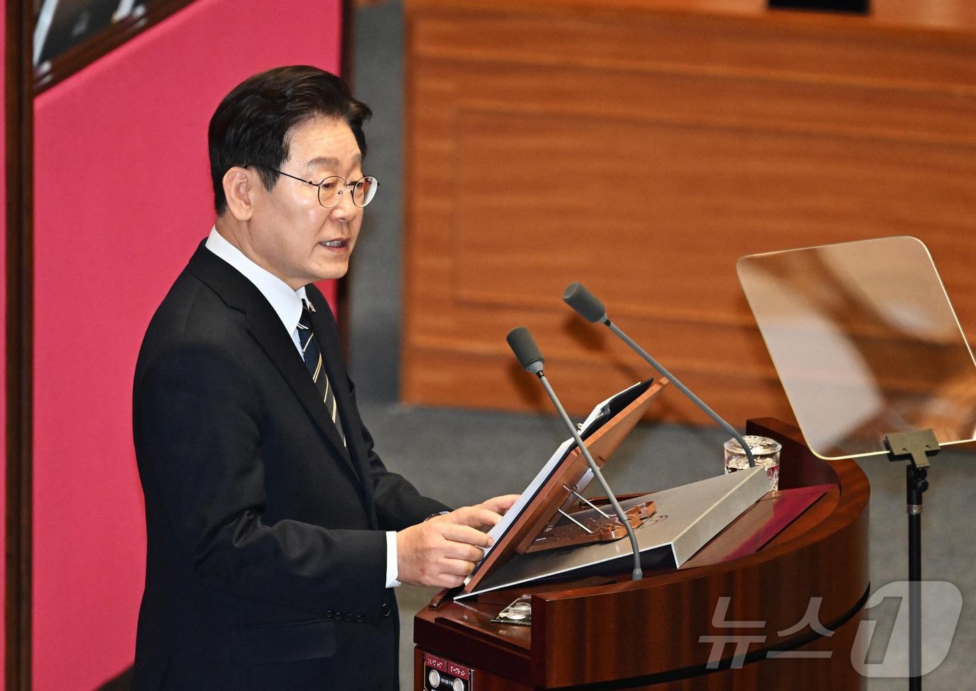 본문 이미지 - 이재명 대통령이 2일 오후 서울 여의도 국회에서 열린 본회의에 참석해 중동 전쟁 대응 등을 위한 추가경정예산안에 대한 시정연설을 하고 있다. 2026.4.2 ⓒ 뉴스1 국회사진기자단