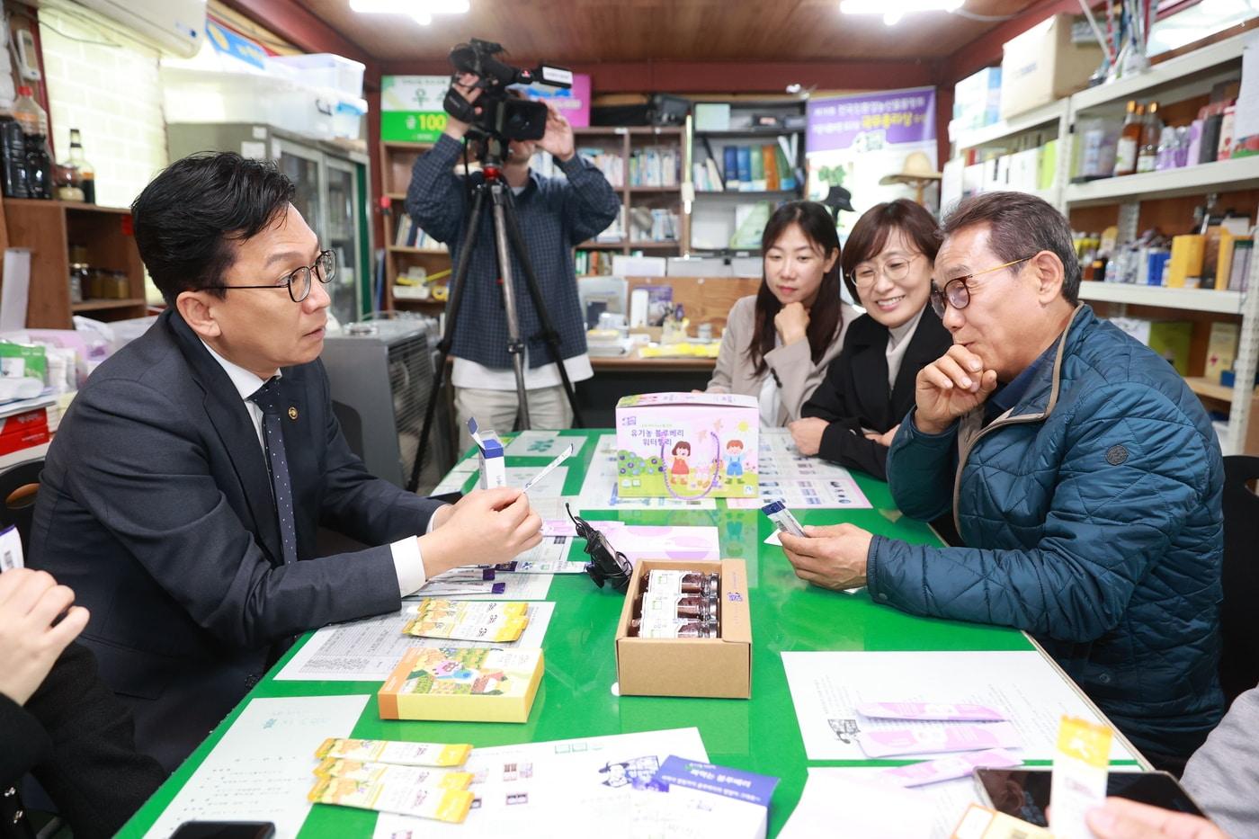 본문 이미지 - 이병권 중기부 2차관(왼쪽)이 2일 전북 로컬기업을 찾아 애로를 청취했다. (중기부 제공)