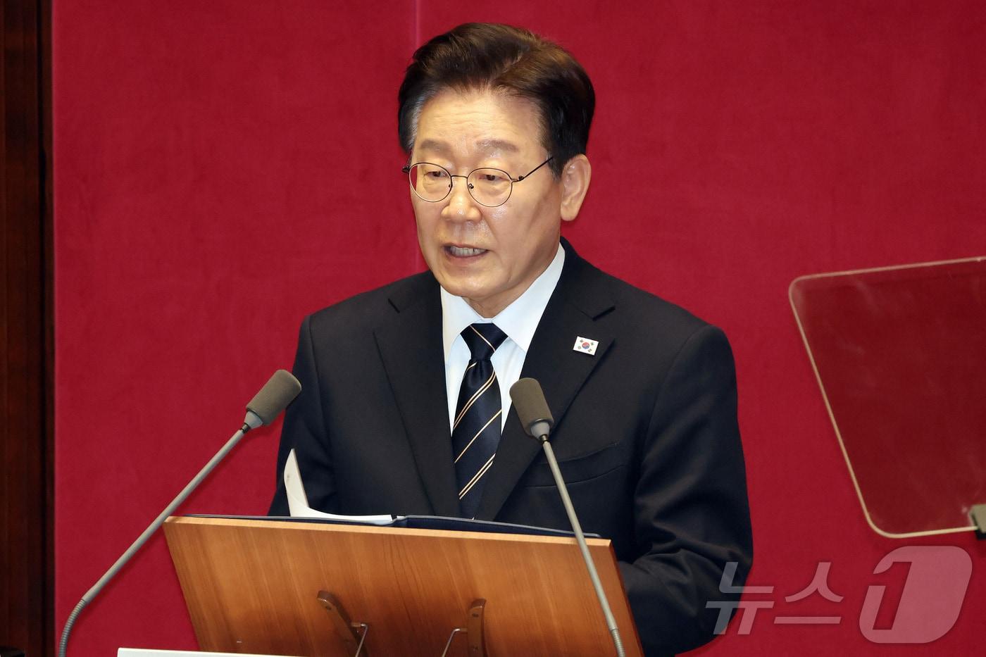 본문 이미지 - 이재명 대통령이 2일 서울 여의도 국회에서 열린 제433회국회(임시회) 제4차 본회의에서 중동 사태 대응을 위한 추가경정예산안에 대한 시정연설을 하고 있다. 2026.4.2 ⓒ 뉴스1 국회사진기자단