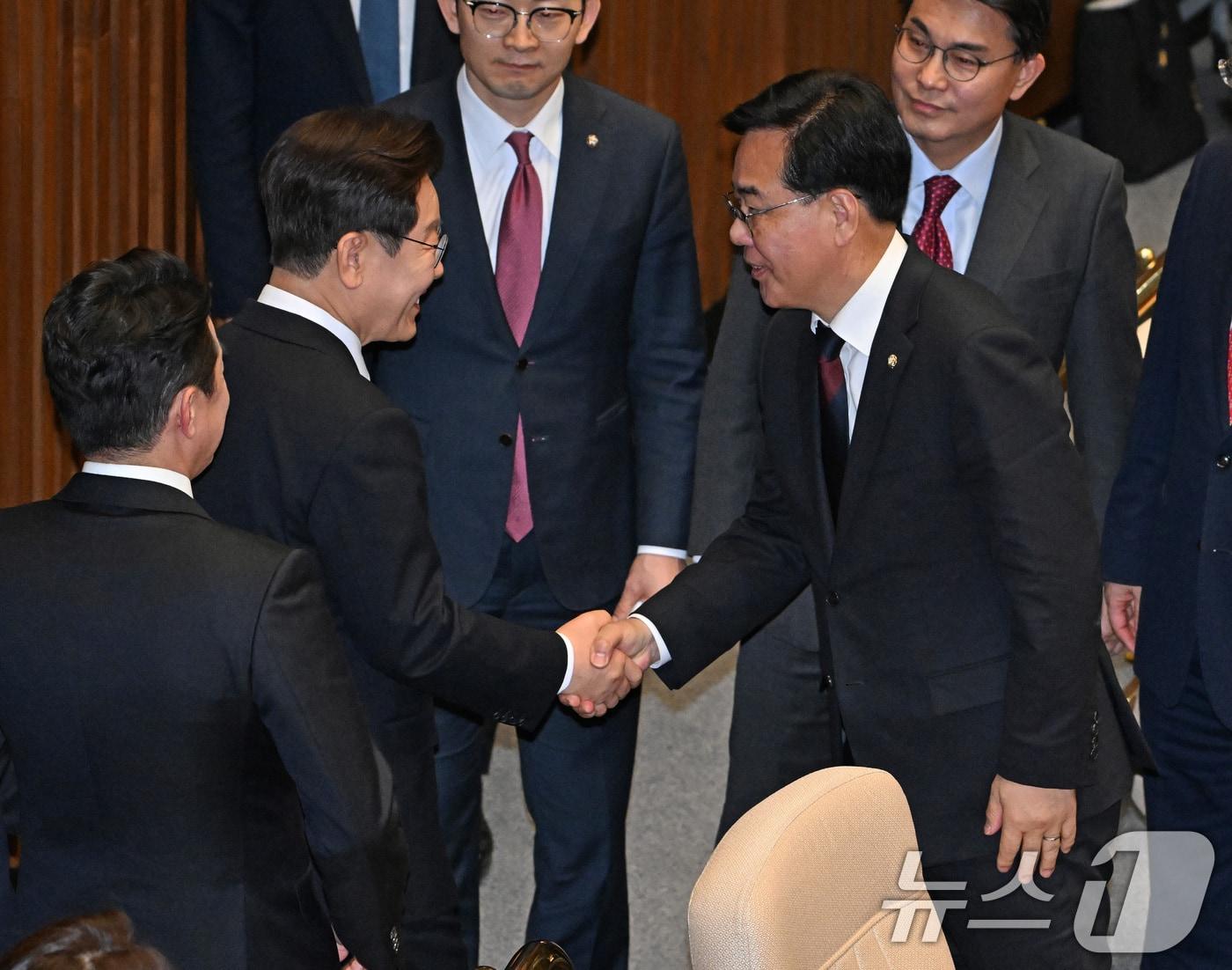 본문 이미지 - 이재명 대통령이 2일 국회 본회의장에서 중동 사태 대응을 위한 추가경정예산안 관련 시정연설을 마친 뒤 송언석 국민의힘 원내대표와 인사를 나누고 있다. 2026.4.2 ⓒ 뉴스1 국회사진기자단