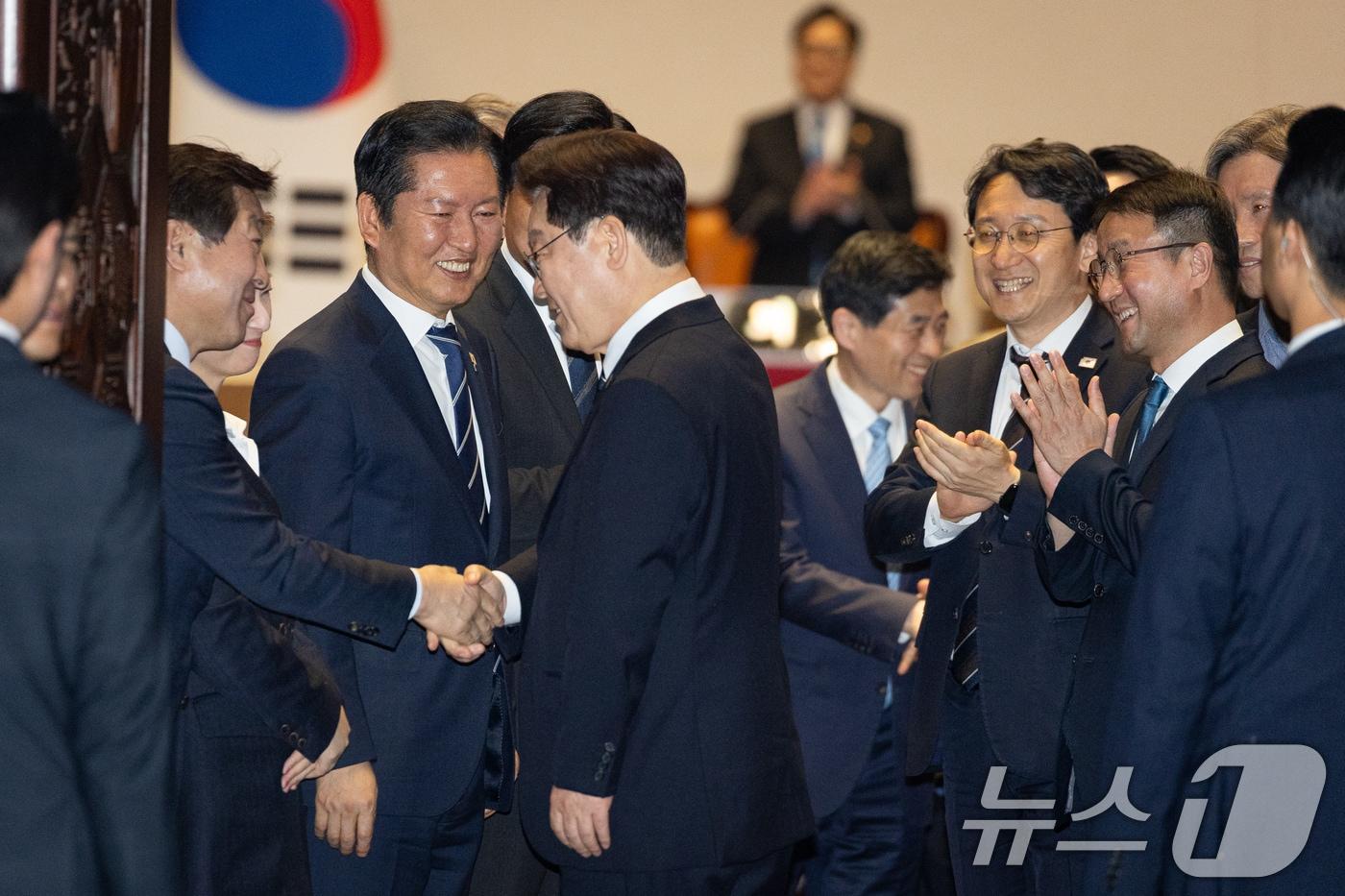 본문 이미지 - 이재명 대통령이 2일 서울 여의도 국회에서 26조2000억 원 규모의 2026년도 1차 추가경정예산안에 대한 시정연설을 하기 위해 본회의장에 들어서며 정청래 더불어민주당 대표를 비롯한 지도부와 인사하고 있다. 이번 추경안은 중동 사태 장기화로 발생한 고유가·고환율·고금리 등 이른바 '3고(高) 현상'에 대응하고 민생 회복을 도모하기 위해 편성됐다. 2026.4.2 ⓒ 뉴스1 유승관 기자