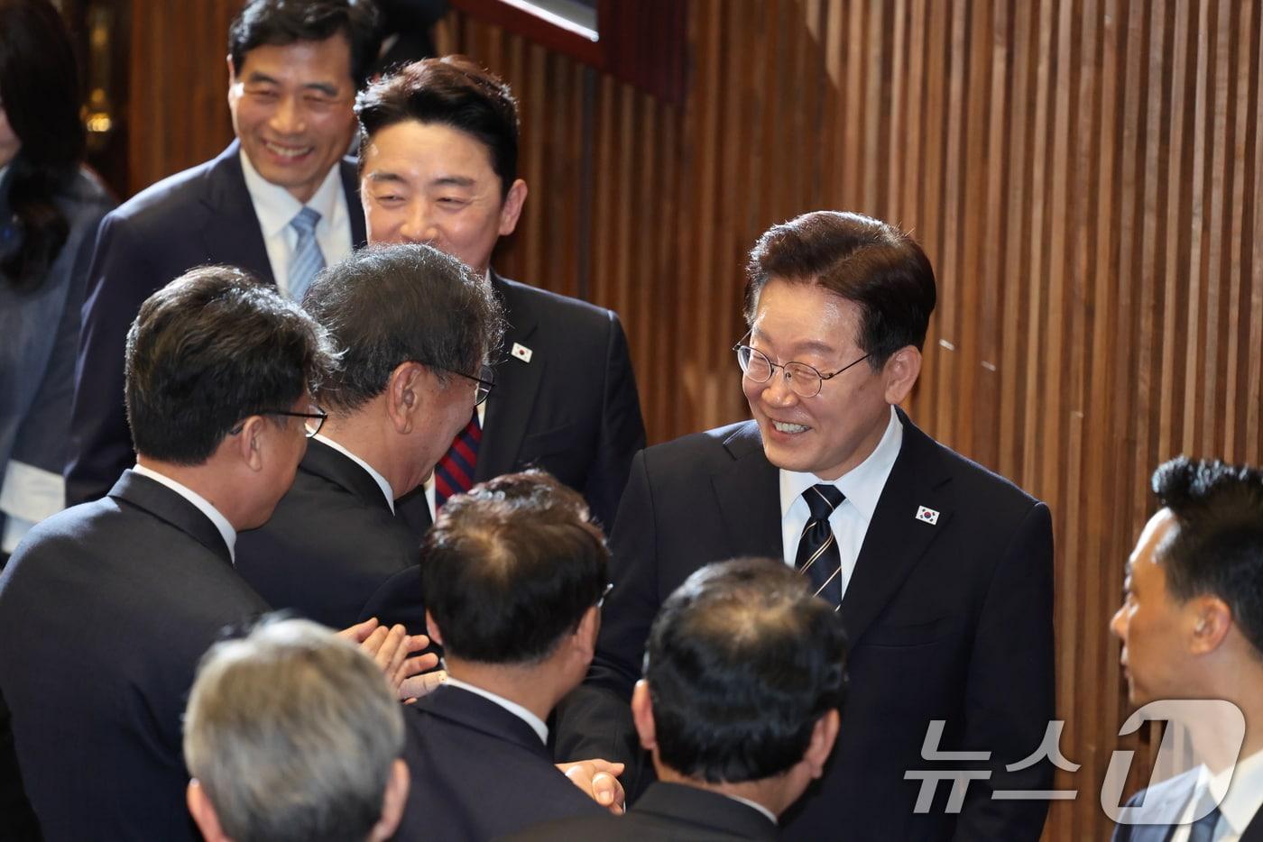 본문 이미지 - 이재명 대통령이 2일 서울 여의도 국회 본회의장에서 중동 사태 대응 등을 위한 추가경정예산안에 대한 시정연설을 마치고 회의장을 나서며 의원들과 인사하고 있다. 2026.4.2 ⓒ 뉴스1 국회사진기자단