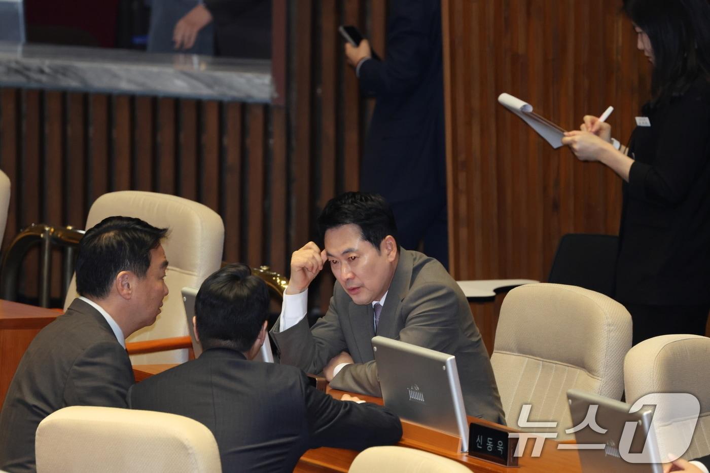 본문 이미지 - 장동혁 국민의힘 대표가 2일 서울 여의도 국회 본회의장에서 이재명 대통령의 시정연설에 앞서 의원들과 대화를 나누고 있다. 2026.4.2 ⓒ 뉴스1 국회사진기자단