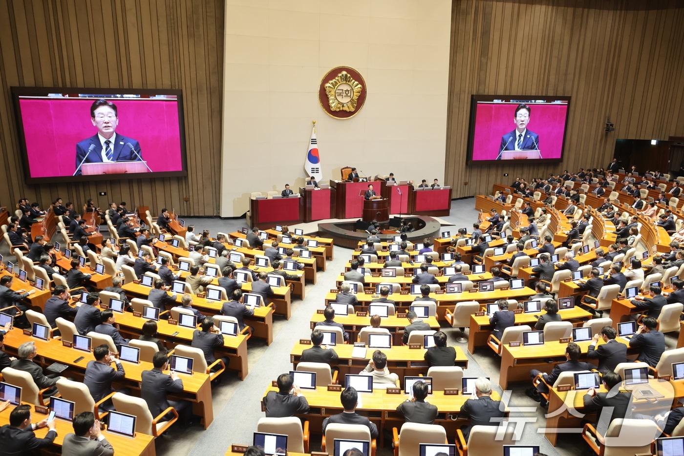 본문 이미지 - 이재명 대통령이 2일 국회 본회의장에서 중동 사태 대응을 위한 추가경정예산안 관련 시정연설을 하고 있다. 2026.4.2 ⓒ 뉴스1 국회사진기자단