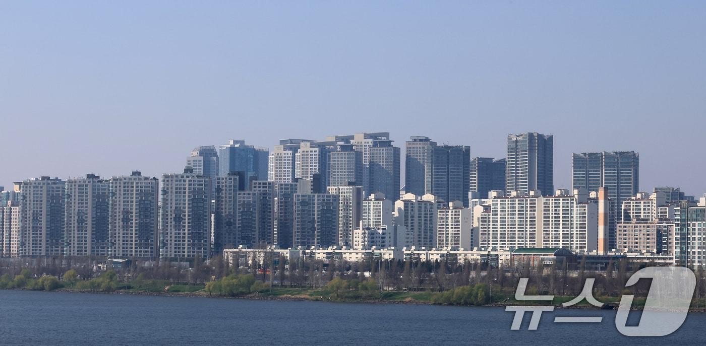 본문 이미지 - 서울 용산구 아파트 단지의 모습. 2026.4.2 ⓒ 뉴스1 임세영 기자