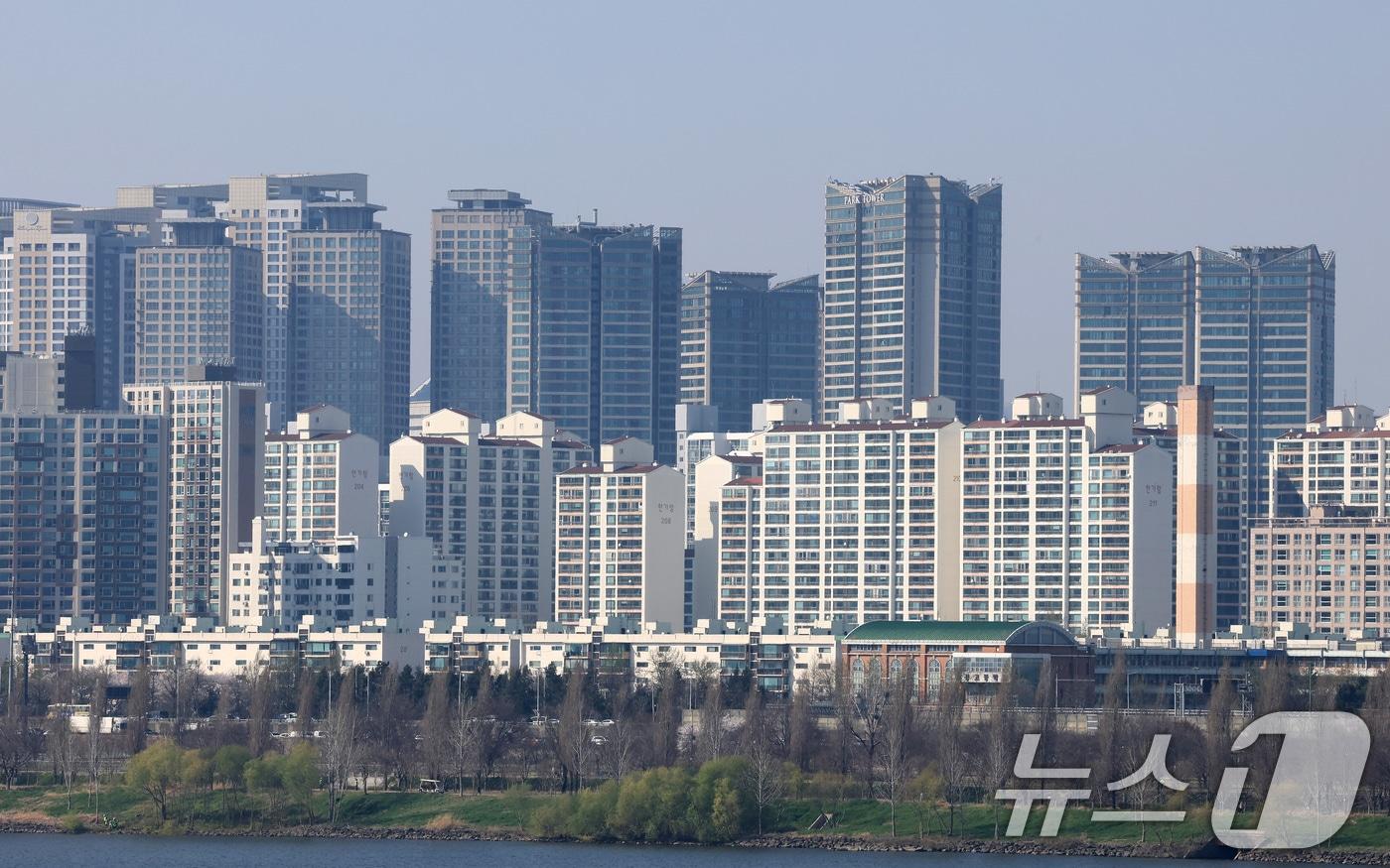 본문 이미지 - 사진은 이날 용산구 아파트 단지의 모습. 2026.4.2 ⓒ 뉴스1 임세영 기자