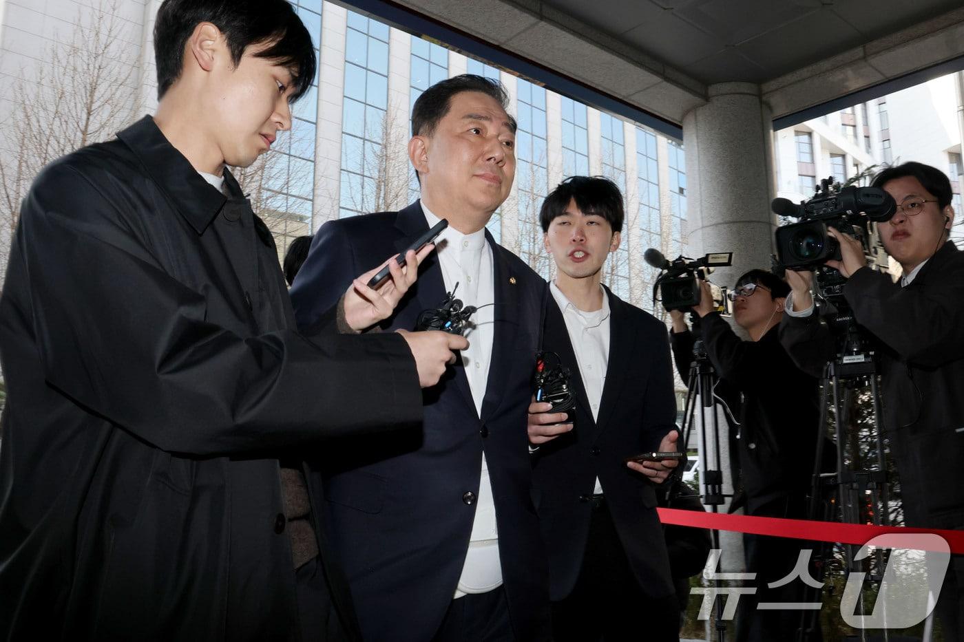 본문 이미지 - 각종 비위 의혹으로 수사를 받고 있는 무소속 김병기 의원이 2일 오후 피의자 신분으로 조사를 받기 위해 서울 마포구 서울경찰청 공공범죄수사대에 출석하고 있다. ⓒ 뉴스1 이광호 기자