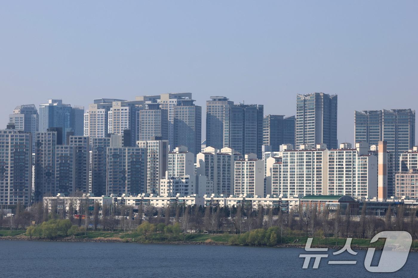 본문 이미지 -  사진은 이날 용산구 아파트 단지의 모습. 2026.4.2 ⓒ 뉴스1 임세영 기자