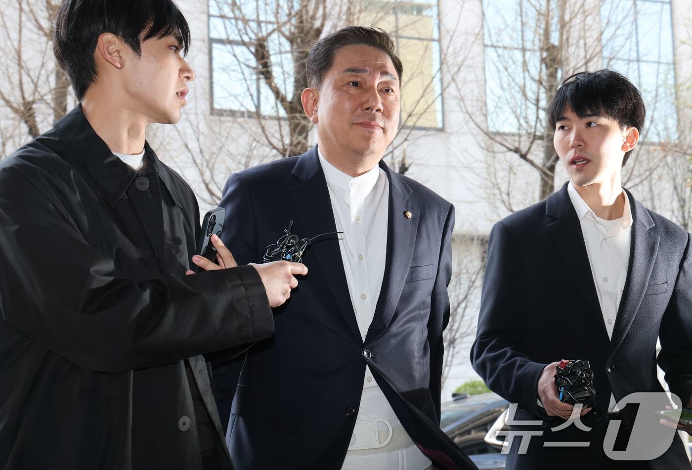 본문 이미지 - 각종 비위 의혹으로 수사를 받고 있는 무소속 김병기 의원이 2일 오후 피의자 신분으로 조사를 받기 위해 서울 마포구 서울경찰청 공공범죄수사대에 출석하고 있다. 2026.4.2 ⓒ 뉴스1 이광호 기자