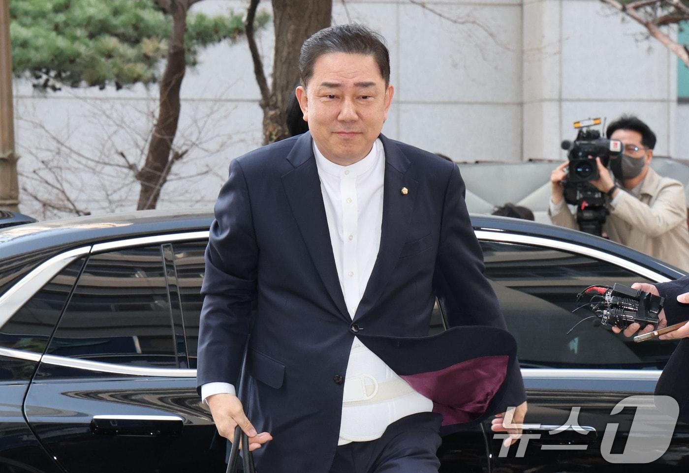 본문 이미지 - 각종 비위 의혹으로 수사를 받고 있는 무소속 김병기 의원이 지난 2일 오후 피의자 신분으로 조사를 받기 위해 서울 마포구 서울경찰청 공공범죄수사대에 출석하고 있다. 2026.4.2 ⓒ 뉴스1 이광호 기자