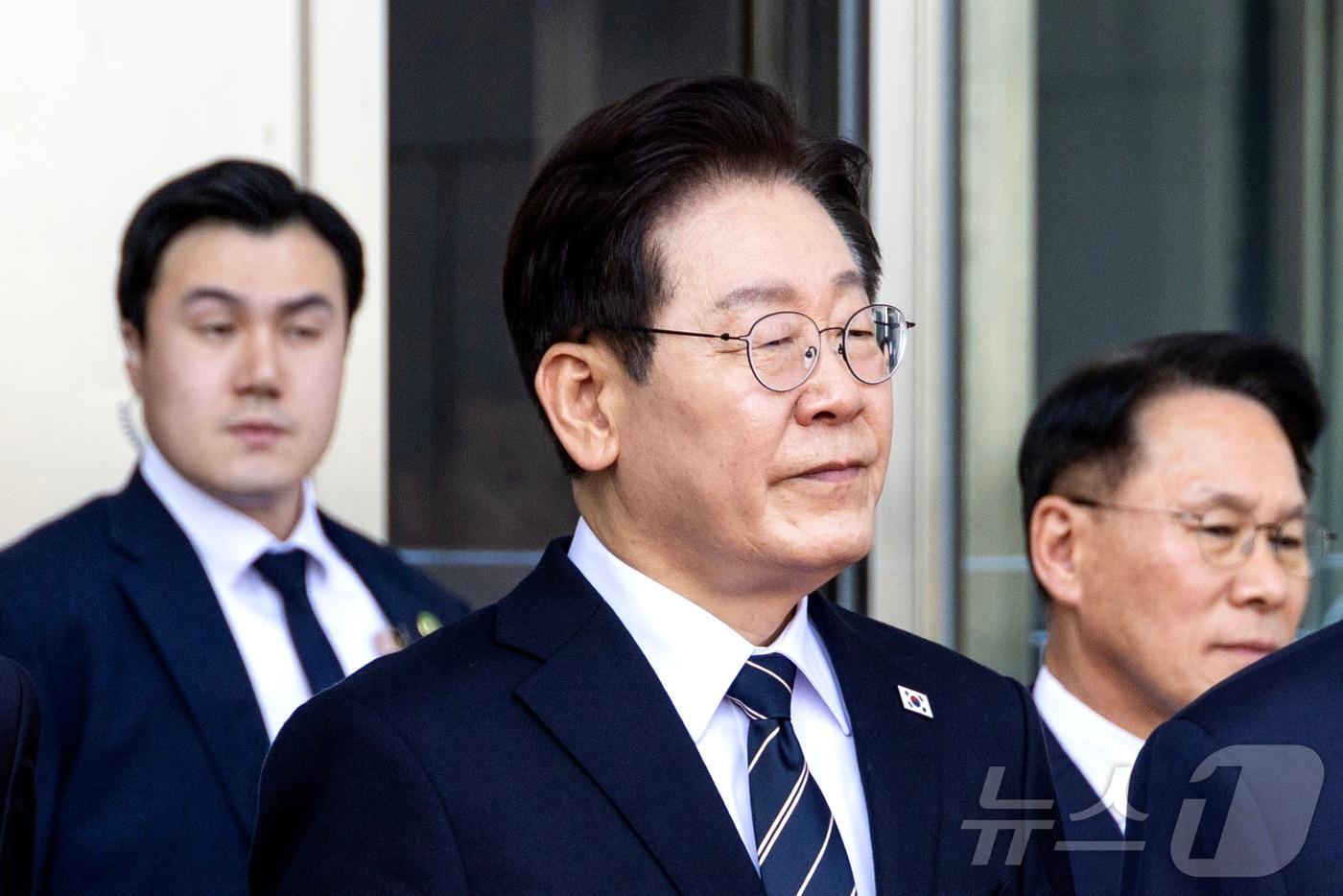 본문 이미지 - 이재명 대통령이 2일 서울 여의도 국회에서 중동 전쟁 대응 등을 위한 추가경정예산안과 관련해 시정연설을 마친 후 본청을 나서고 있다. 2026.4.2 ⓒ 뉴스1 국회사진기자단