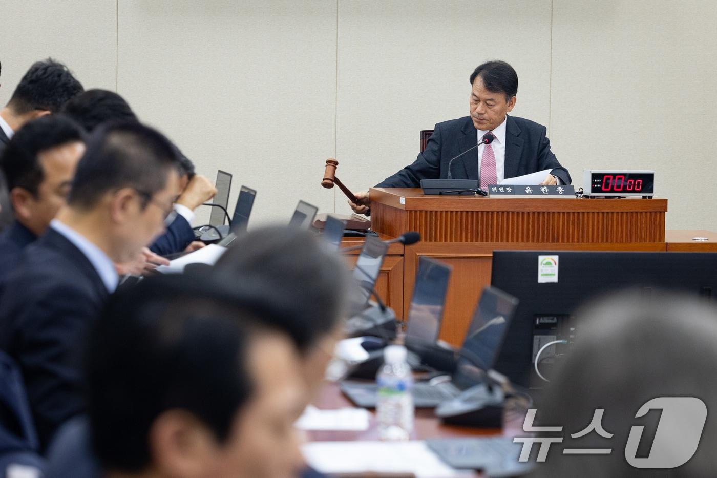 본문 이미지 - 윤한홍 국회 정무위원장이 2일 서울 여의도 국회에서 열린 제433회 국회(임시회) 정무위원회 제2차 전체회의에서 의사봉을 두드리고 있다. 2026.4.2 ⓒ 뉴스1 유승관 기자