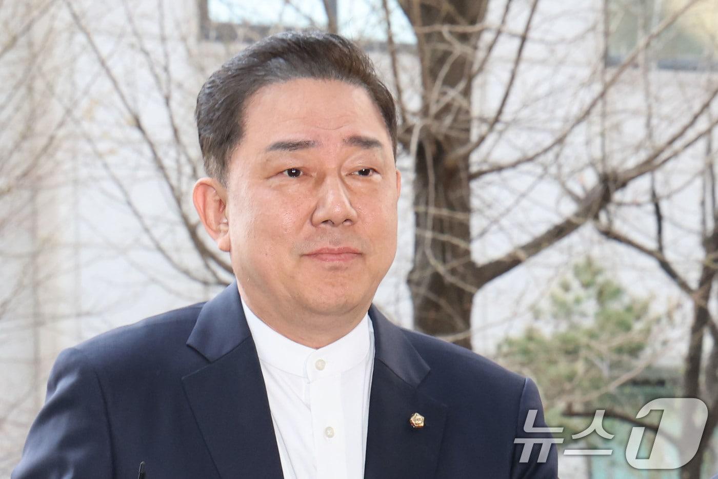 본문 이미지 - 각종 비위 의혹으로 수사를 받고 있는 무소속 김병기 의원이 2일 오후 피의자 신분으로 조사를 받기 위해 서울 마포구 서울경찰청 공공범죄수사대에 출석하고 있다. 2026.4.2 ⓒ 뉴스1 이광호 기자