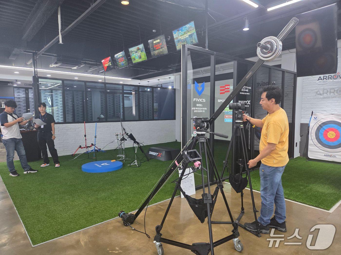 본문 이미지 - 경기 수원시 '수출홍보 간소화 사업'에 선정된 중소기업에서 전문 제작진이 해외 홍보용 영상 촬영을 하고 있다. (수원시 제공. 재판매 및 DB 금지) 2026.4.2/뉴스1