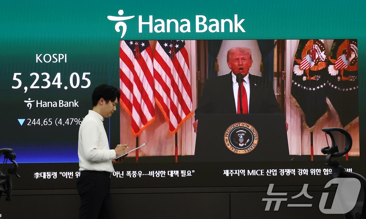 본문 이미지 - 코스피·코스닥 지수가 급락하면서 매도 사이드카(프로그램 매도호가 일시 효력 정지)가 발동된 2일 오후 서울 중구 하나은행 딜링룸에 종가가 나오고 있다. 2026.4.2 ⓒ 뉴스1 김민지 기자