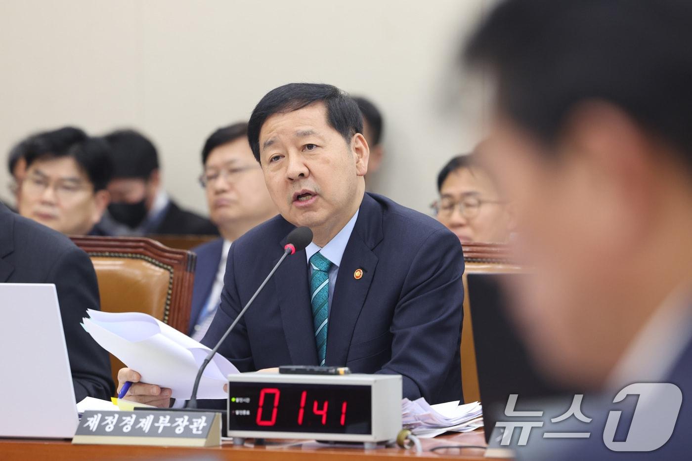 본문 이미지 - 구윤철 부총리 겸 재정경제부 장관이 2일 서울 여의도 국회에서 열린 재정경제기획위원회 전체회의에서 의원 질의에 답변하고 있다. 2026.4.2 ⓒ 뉴스1 신웅수 기자