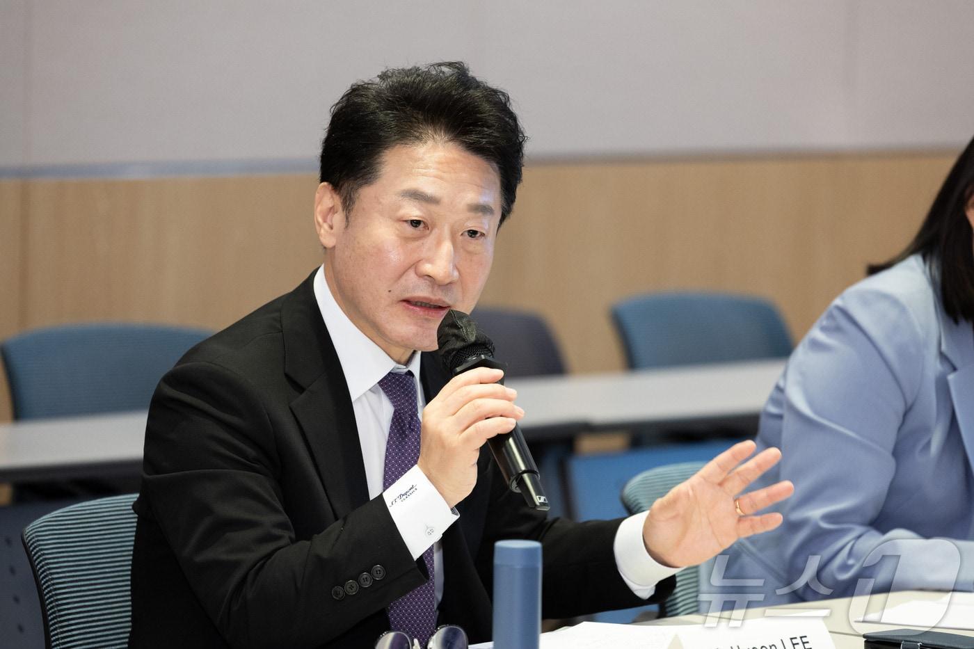 본문 이미지 - 이호현 기후에너지환경부 2차관이 2일 서울 여의도 FKI타워 컨퍼런스센터에서 프랑스 경제인협회 대표단과 면담을 하고 있다. (기후에너지환경부 제공. 재판매 및 DB 금지) 2026.4.2 ⓒ 뉴스1