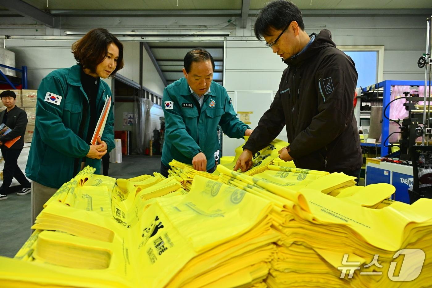 본문 이미지 - 종량제봉투 제작업체 방문한 이병선 속초시장.(속초시 제공, 재판매 및 DB 금지) 2026.4.2/뉴스1