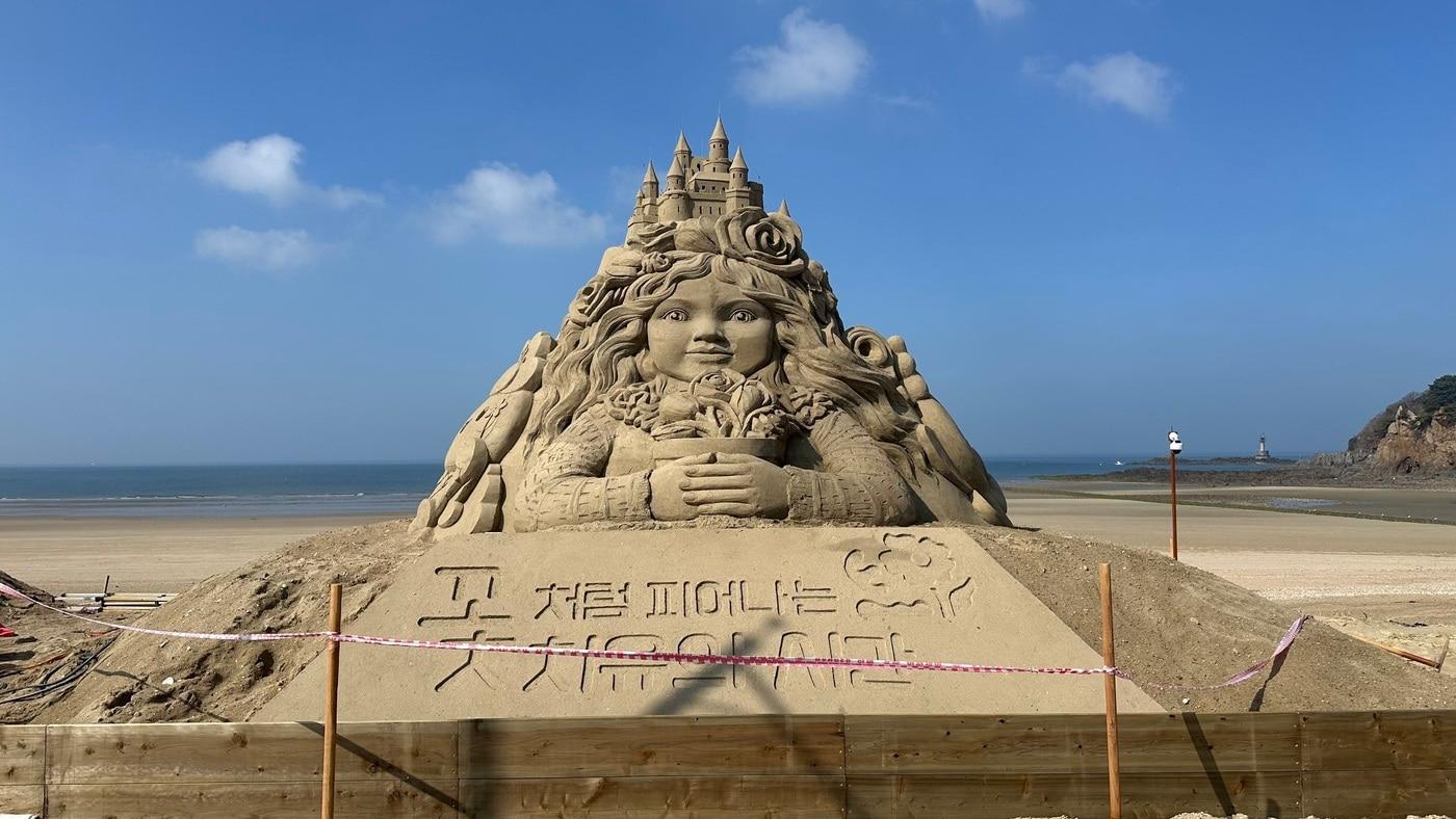 본문 이미지 - 태안 안면도 꽃지해수욕장에 등장한 초대형 모래 조각상.(태안국제원예치유박람회 조직위원회 제공. 재판매 및 DB금지)/뉴스1  