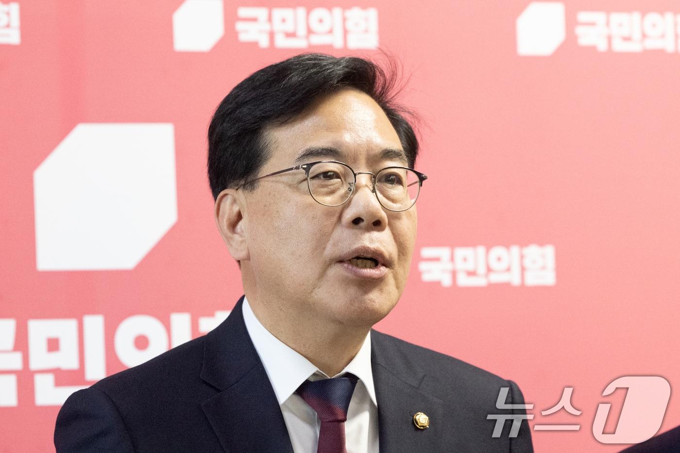 본문 이미지 - 송언석 국민의힘 원내대표가 지난 2일 서울 여의도 국회에서 이재명 대통령의 추가경정예산안에 대한 시정연설에 관해 입장을 밝히고 있다. 2026.4.2 ⓒ 뉴스1 이승배 기자