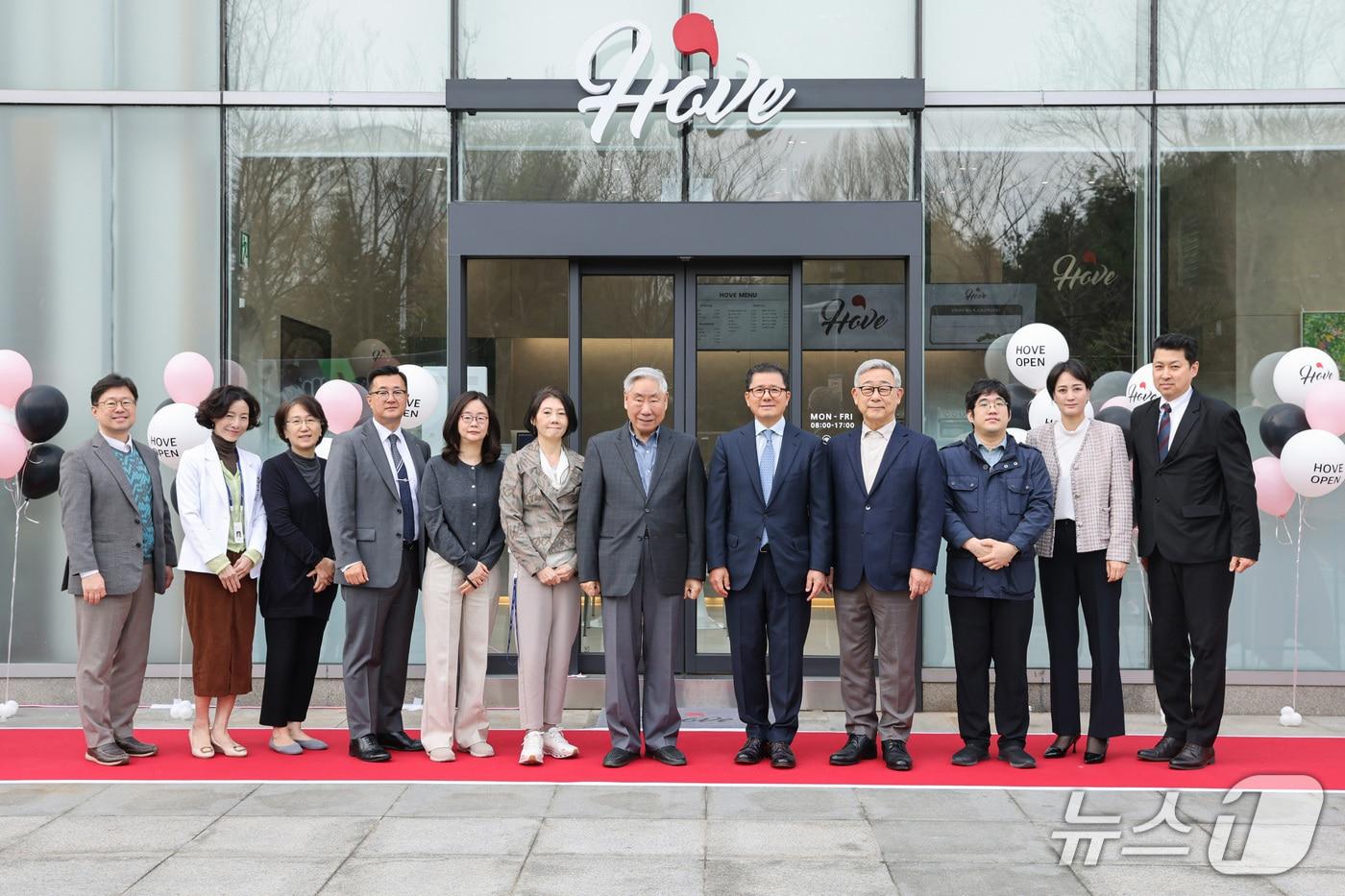 본문 이미지 - SCL그룹은 장애인 일자리 창출을 위해 운영 중인 카페 '호브(HOVE)' 용인 매장을 확장해 새롭게 문을 열었다고 2일 밝혔다.(SCL그룹 제공)
