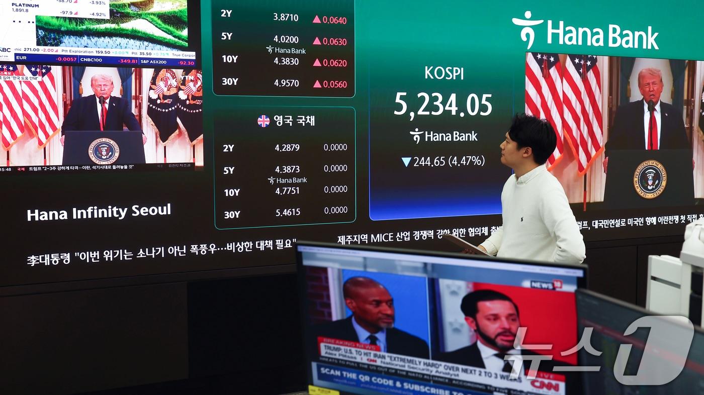 본문 이미지 - 2일 오후 서울 중구 하나은행 딜링룸에 도널드 트럼프 미국 대통령의 이란 전쟁 관련 대국민 연설 뉴스가 나오고 있다. 2026.4.2 ⓒ 뉴스1 김민지 기자