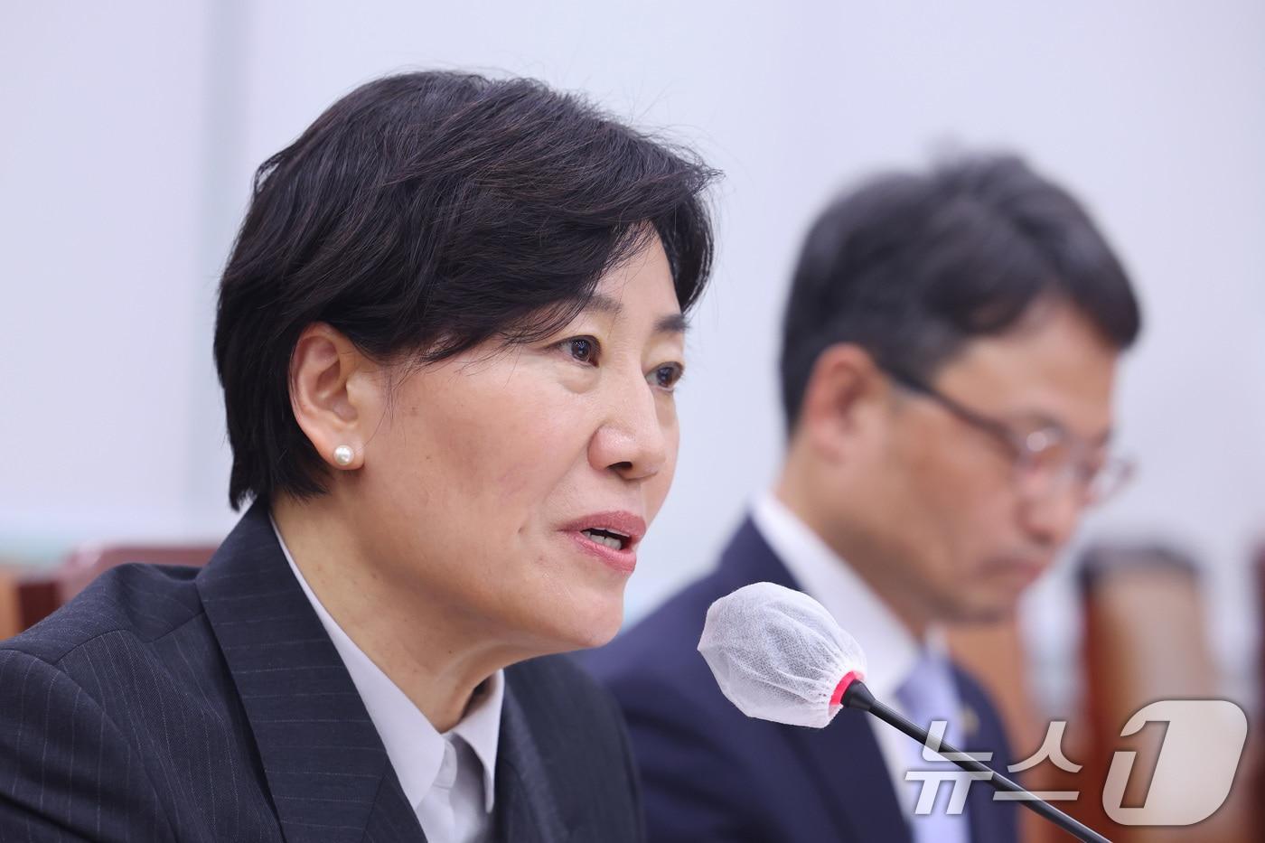 본문 이미지 - 송미령 농림축산식품부 장관이 2일 서울 여의도 국회에서 열린 농림축산식품해양수산위원회 전체회의에서 의원 질의에 답변하고 있다. 2026.4.2 ⓒ 뉴스1 신웅수 기자