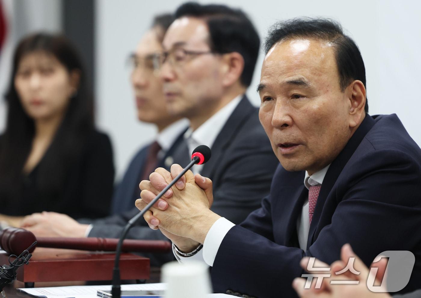 본문 이미지 - 국민의힘 6·3 지방선거 및 국회의원 재·보궐 선거 공천을 맡을 박덕흠 신임 공천관리위원장이 2일 오후 서울 영등포구 국민의힘 당사에서 공천관리위원회 첫 회의를 주재하고 있다. 2026.4.2 ⓒ 뉴스1 오대일 기자