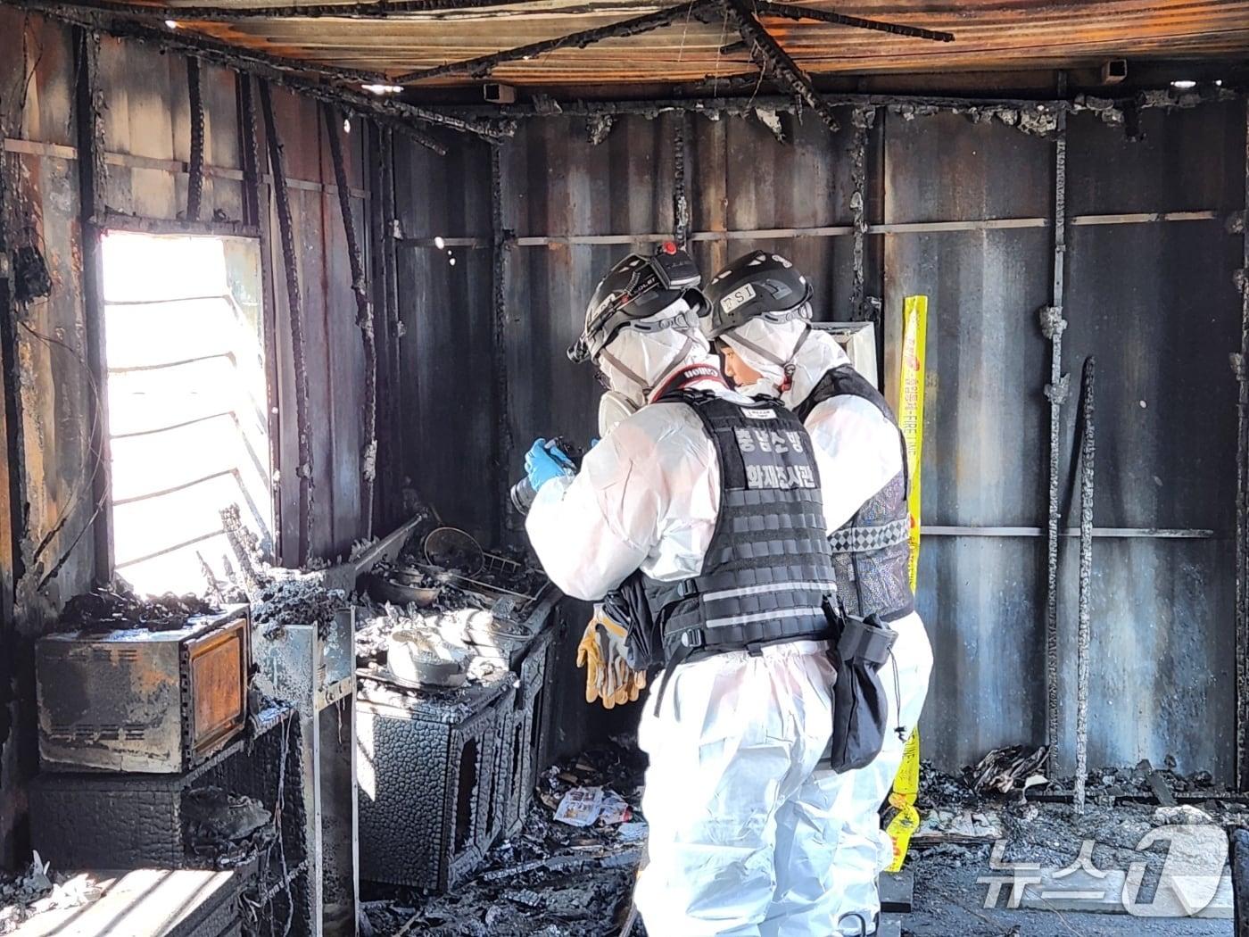 본문 이미지 - 충남소방본부 화재 감식 경연대회에서 참가자들이 현장 감식을 진행 중인 모습. (충남소방본부 제공, 재판매 및 DB금지) / 뉴스1 