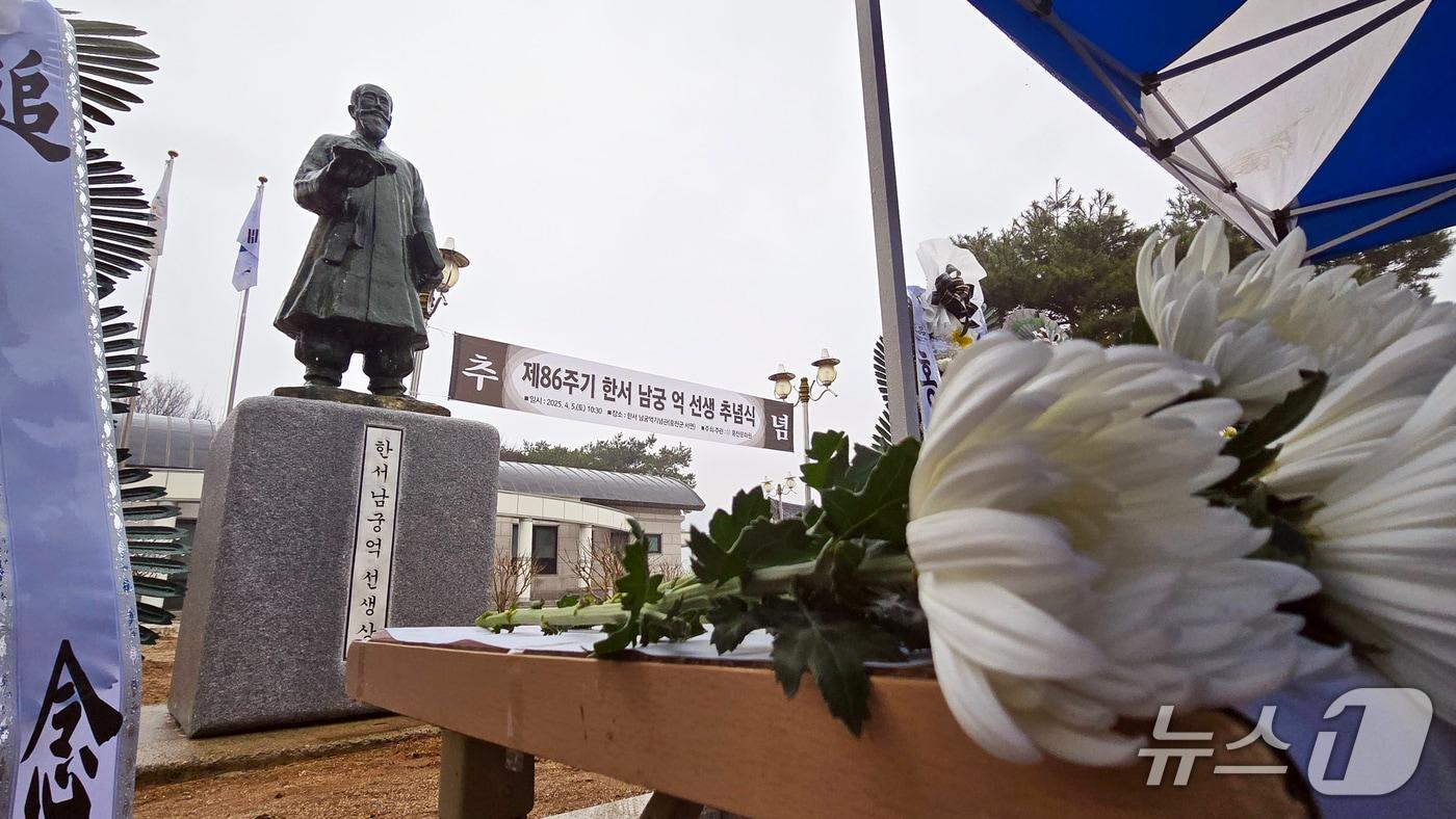 본문 이미지 - 남궁억 선생 동상 사진.(홍천군 제공. 재판매 및 DB금지)/뉴스1