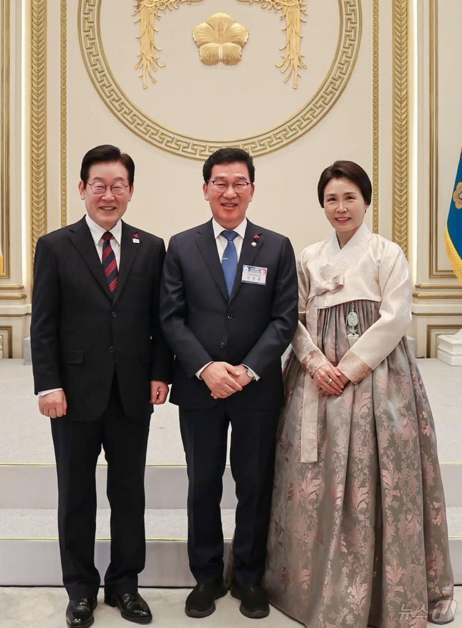 본문 이미지 - 더불어민주당 전남광주특별시장 경선 후보인 신정훈 국회의원(나주·화순)이 1월 2일 청와대 신년회에서 이재명 대통령과 영부인 김혜경 여사 사이에 서 있다.(신정훈 SNS. 재배포 및 DB 금지)