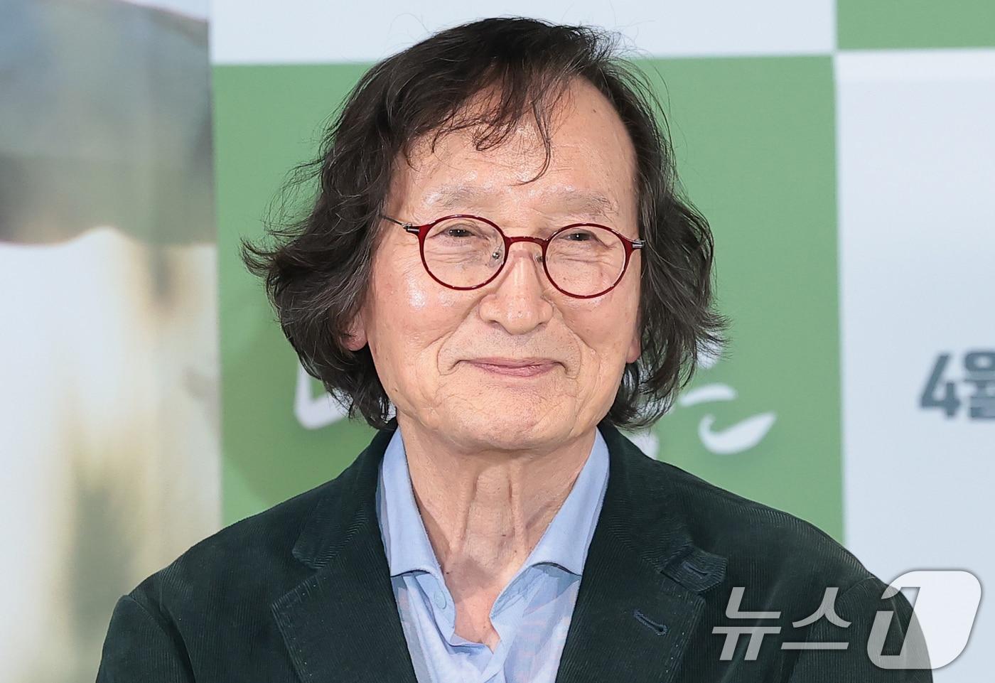 본문 이미지 - 정지영 감독이 2일 서울 용산구 CGV용산아이파크몰에서 열린 영화 '내 이름은' 언론시사회에서 포즈를 취하고 있다. '내 이름은'은 촌스러운 자신의 이름을 지우고 싶은 18세 소년 영옥(신우빈)과 까맣게 잊힌 1949년 제주의 아픈 기억을 되찾으려는 어머니 정순(염혜란 분)의 숨 막히는 궤적을 쫓는 작품이다. 2026.4.2 ⓒ 뉴스1 권현진 기자