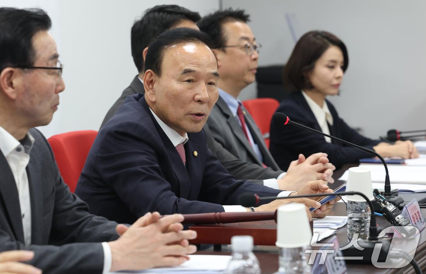 본문 이미지 - 국민의힘 6·3 지방선거 및 국회의원 재·보궐 선거 공천을 맡을 박덕흠 신임 공천관리위원장이 2일 오후 서울 영등포구 국민의힘 당사에서 열린 공천관리위원회 첫 회의에서 모두발언을 하고 있다. 2026.4.2 ⓒ 뉴스1 오대일 기자