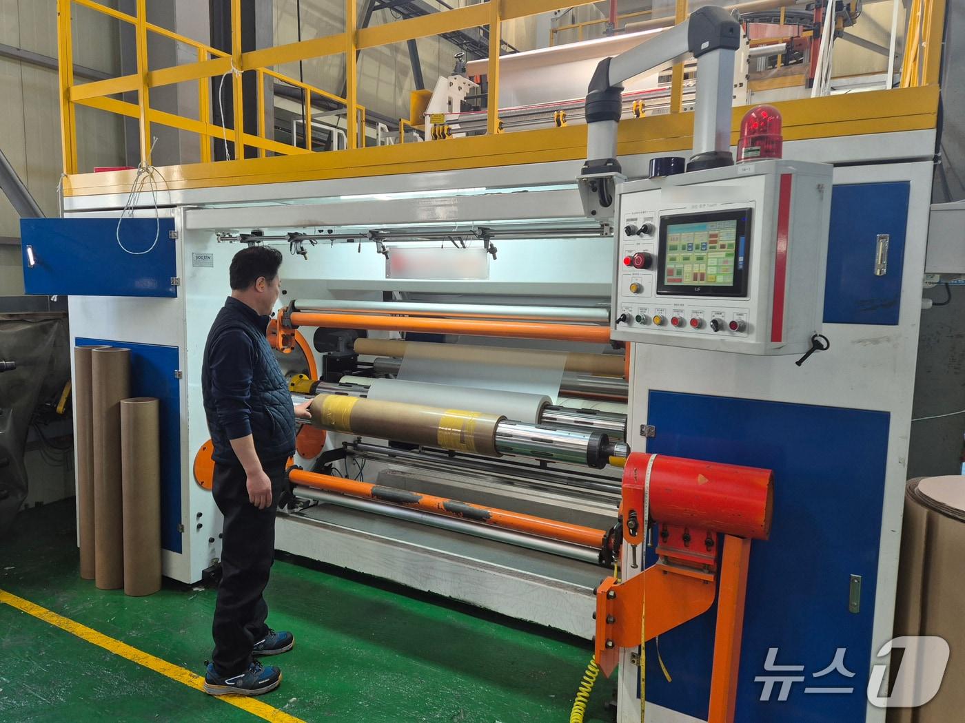 본문 이미지 - 2일 울산 북구 소재 비닐 제조업체 '대인'에서 노동자가 비닐 생산 기계를 가동하고 있다.2026.4.2ⓒ 뉴스1 박정현 기자