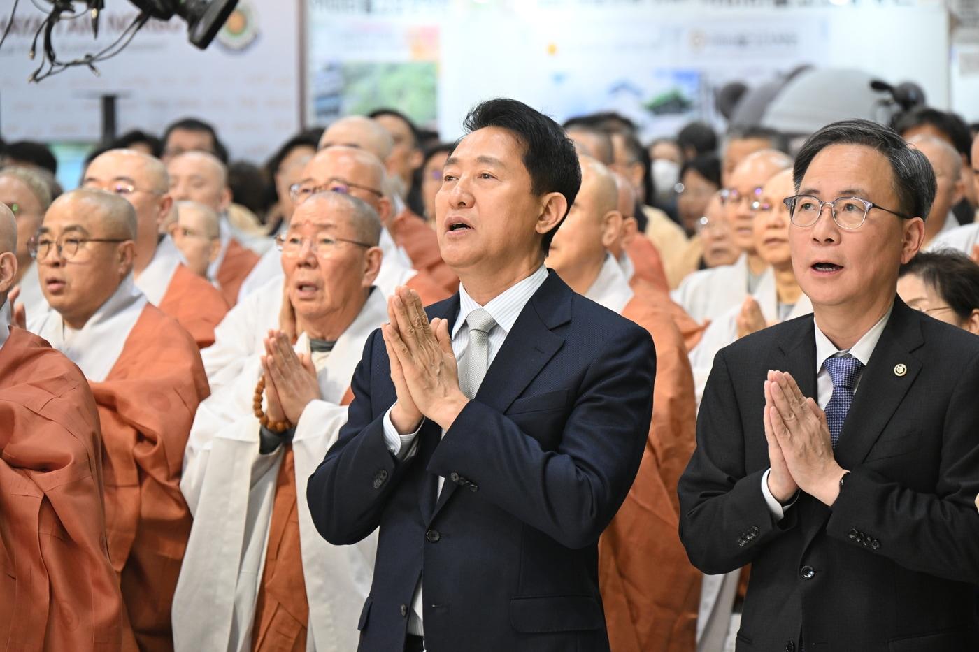 본문 이미지 - 오세훈 서울시장을 비롯한 참석자들이 2일 강남구 코엑스에서 열린 '2026 서울국제불교박람회' 개막식에서 반야심경을 독경하고 있다.