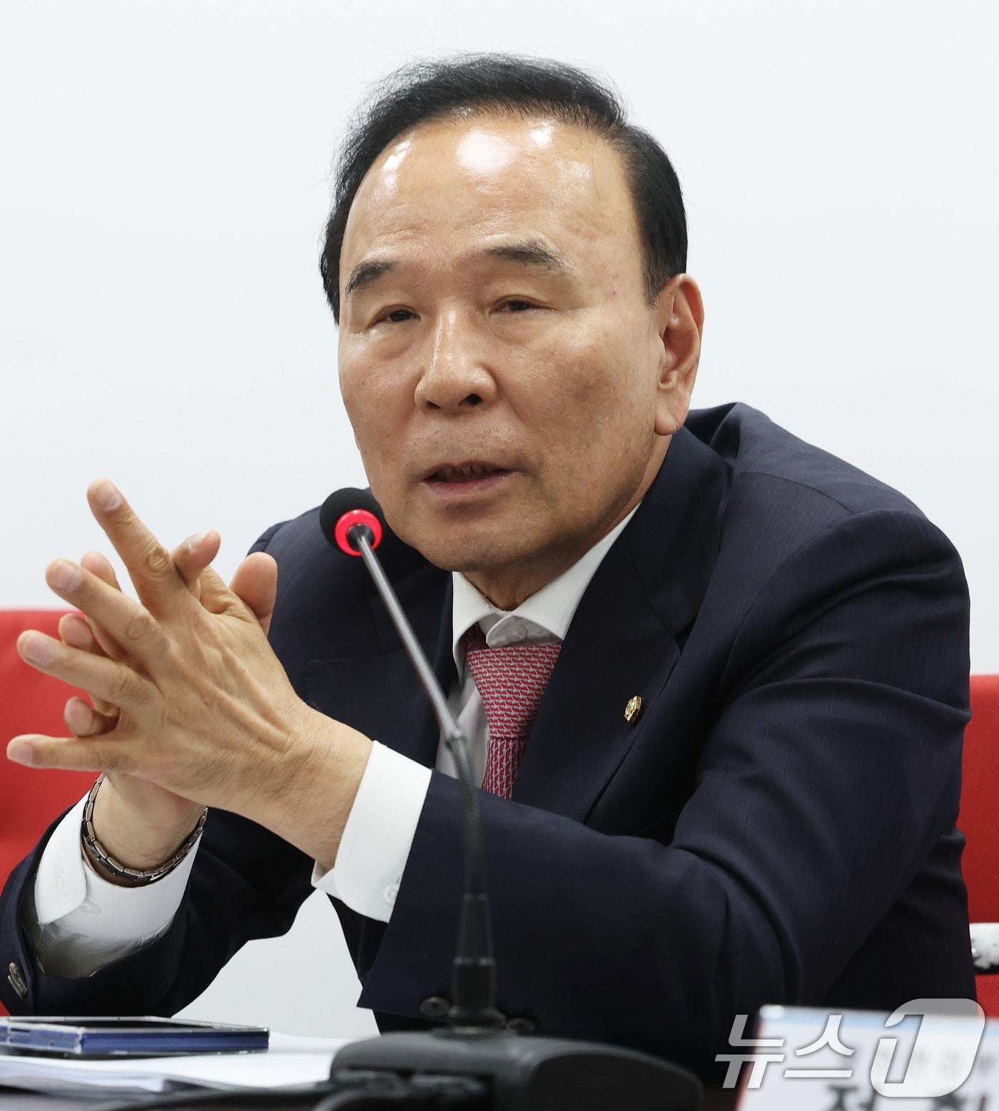 본문 이미지 - 국민의힘 6·3 지방선거 및 국회의원 재·보궐 선거 공천을 맡을 박덕흠 신임 공천관리위원장이 2일 오후 서울 영등포구 국민의힘 당사에서 열린 공천관리위원회 첫 회의에서 모두발언을 하고 있다. 2026.4.2 ⓒ 뉴스1 오대일 기자