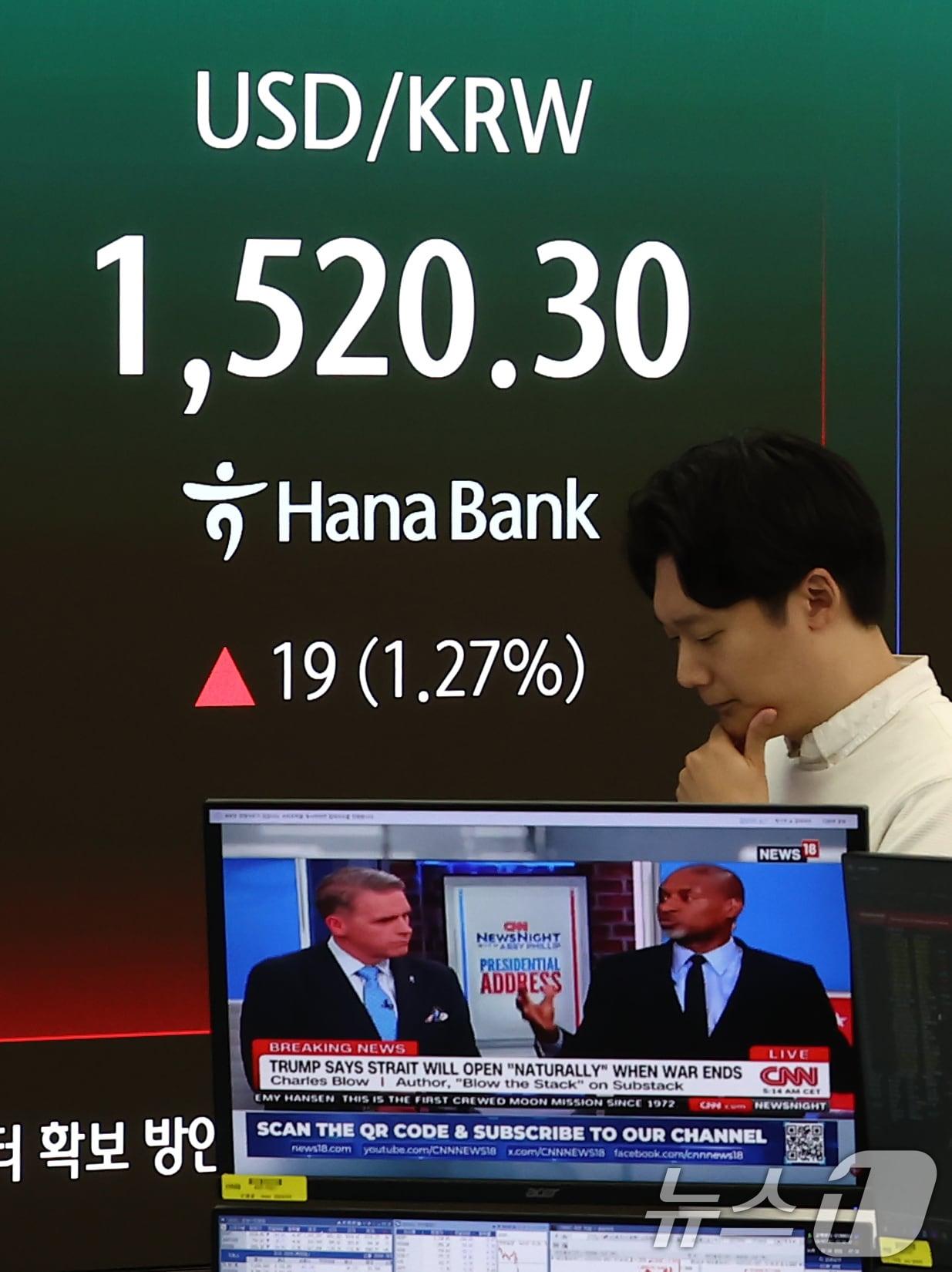 본문 이미지 -  2일 오후 서울 중구 하나은행 딜링룸에 원·달러 환율이 나오고 있다. 이날 원·달러 환율은 전 거래일(1501.3원)보다 18.4원 오른 1519.7원에 주간 거래를 마감했다. 2026.4.2 ⓒ 뉴스1 김민지 기자