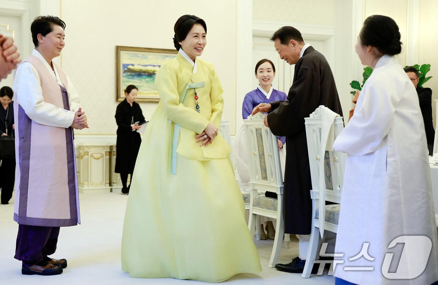 본문 이미지 - 김혜경 여사가 2일 청와대에서 열린 한복생활 유네스코 등재추진단 차담회에서 참석자들과 인사를 나누고 있다. (청와대통신사진기자단) 2026.4.2 ⓒ 뉴스1 이재명 기자