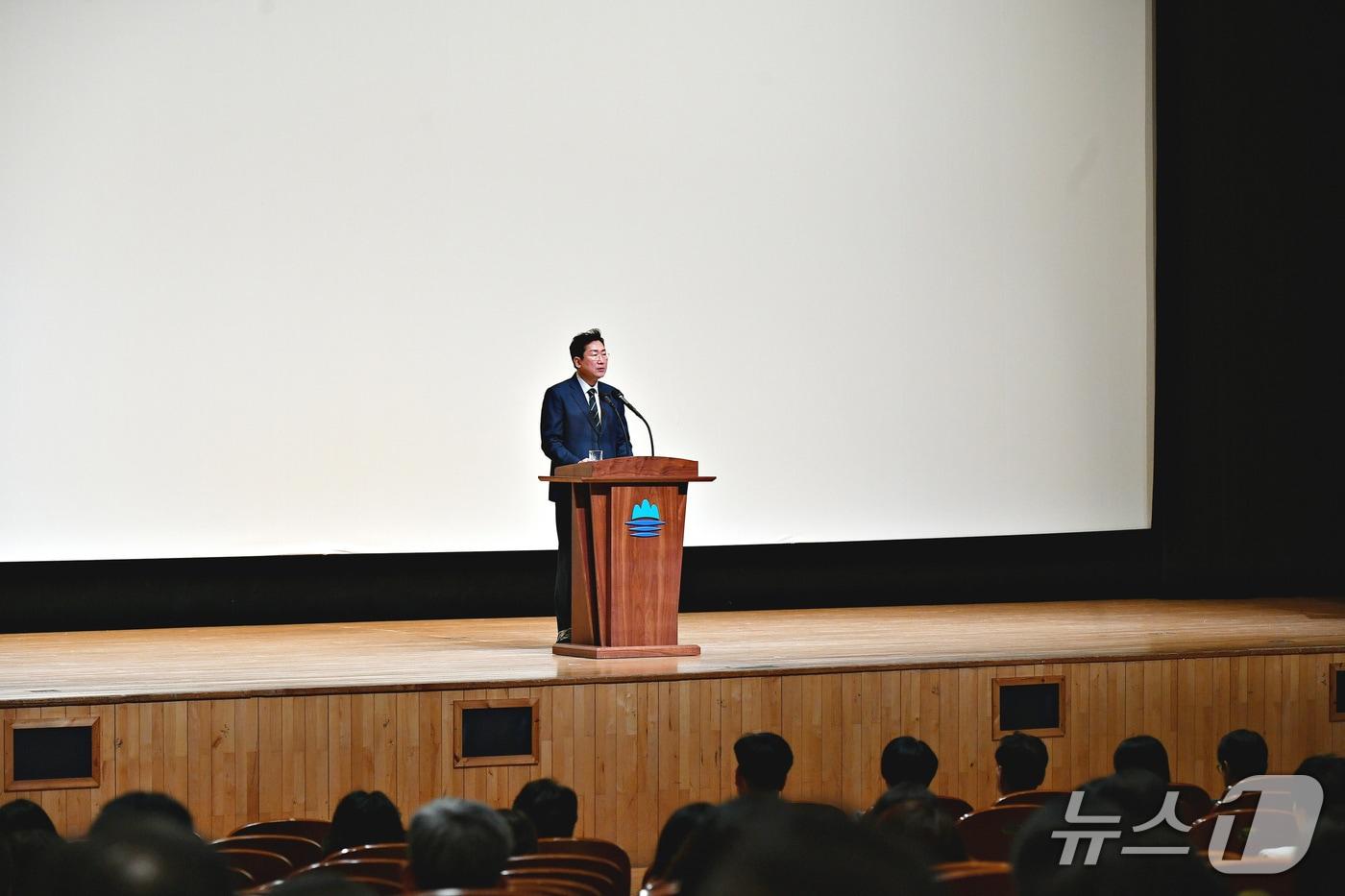 본문 이미지 - 원강수 강원 원주시장이 지난 1일 백운아트홀에서 월례조회를 열고 공직자들에게 발언하고 있다. (원주시 제공. 재판매 및 DB금지) 2026.4.2/뉴스1