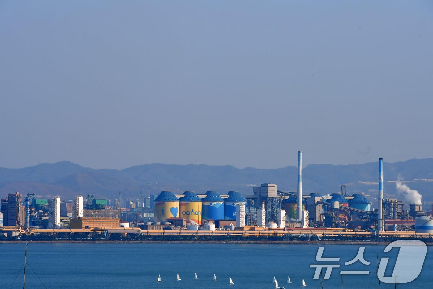 본문 이미지 - 2일 오후 포스코 포항제철소 위로 푸른 봄 하늘이 펼쳐졌다. 2026.4.2 ⓒ 뉴스1 최창호 기자