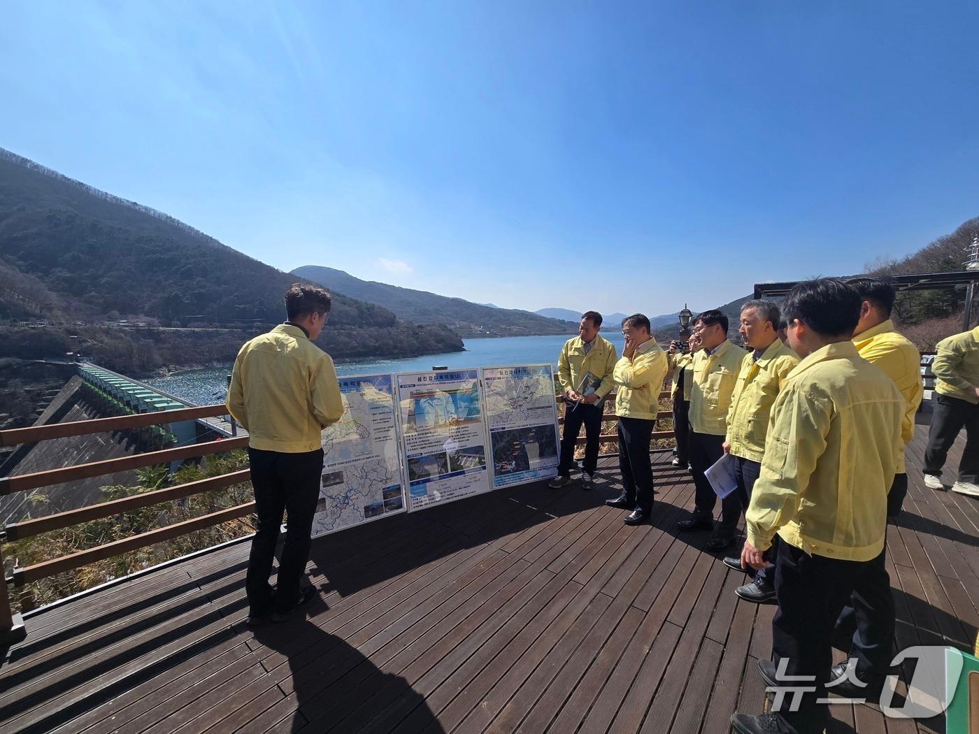 본문 이미지 - 2일 노홍석 전북도 행정부지사가 임실군 섬진강댐지사에서 가뭄 대비 현장 점검을 실시하고 있다.(전북도 제공. 재판매 및 DB금지)/뉴스1 