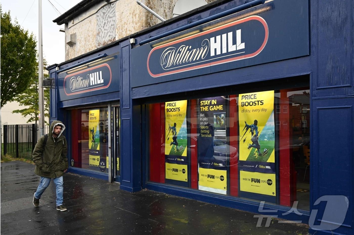본문 이미지 - 영국 북서부 버컨헤드에서 한 남성이 윌리엄 힐 카지노 매장 앞을 지나가고 있다. 2020.9.30. ⓒ 뉴스1 ⓒ AFP=뉴스1