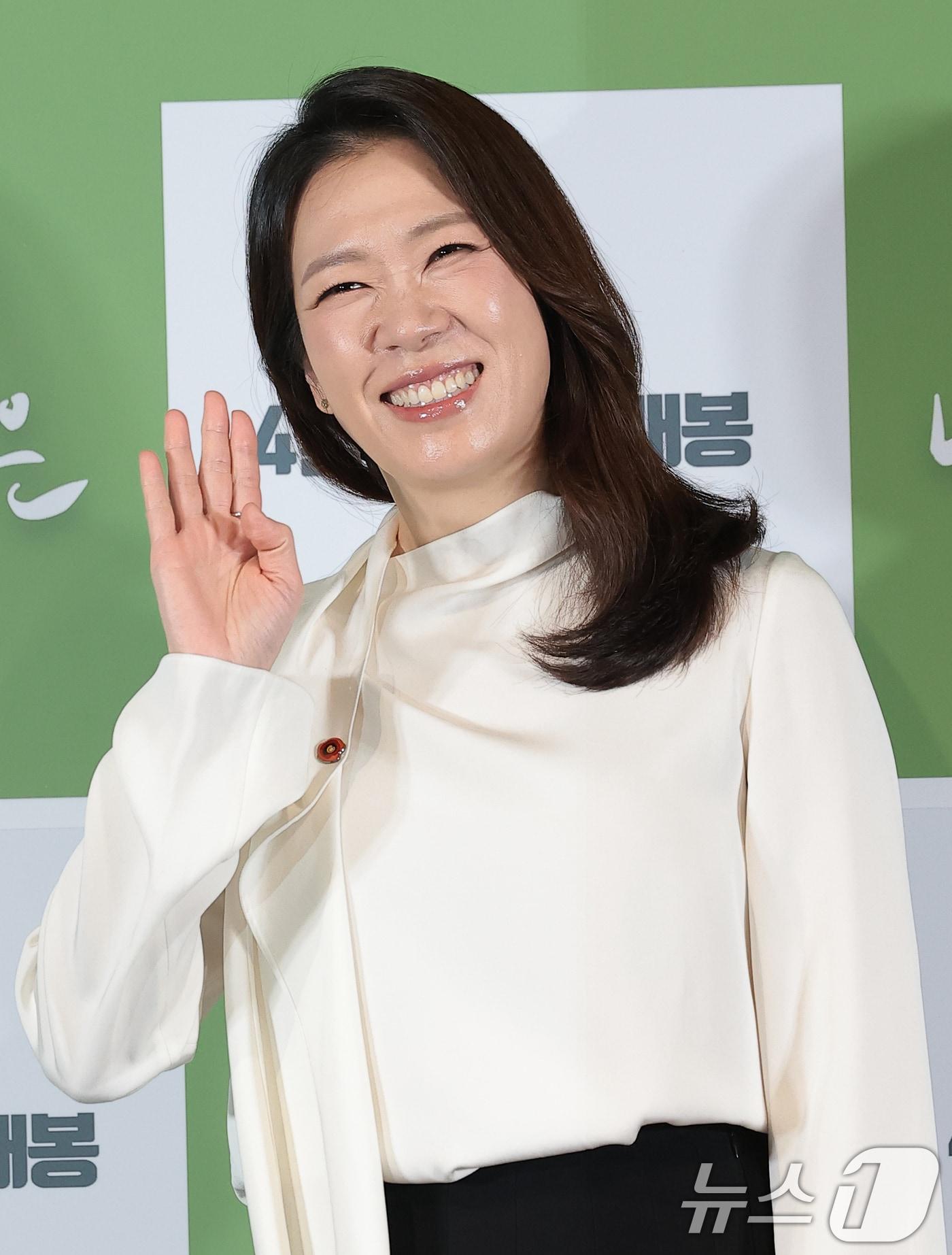 본문 이미지 - 배우 염혜란이 2일 서울 용산구 CGV용산아이파크몰에서 열린 영화 '내 이름은'(감독 정지영) 언론시사회 및 기자간담회에서 포즈를 취하고 있다. '내 이름은'은 촌스러운 자신의 이름을 지우고 싶은 18세 소년 영옥(신우빈 분)과 까맣게 잊힌 1949년 제주의 아픈 기억을 되찾으려는 어머니 정순(염혜란 분)의 숨 막히는 궤적을 쫓는 작품이다. 2026.4.2 ⓒ 뉴스1 권현진 기자