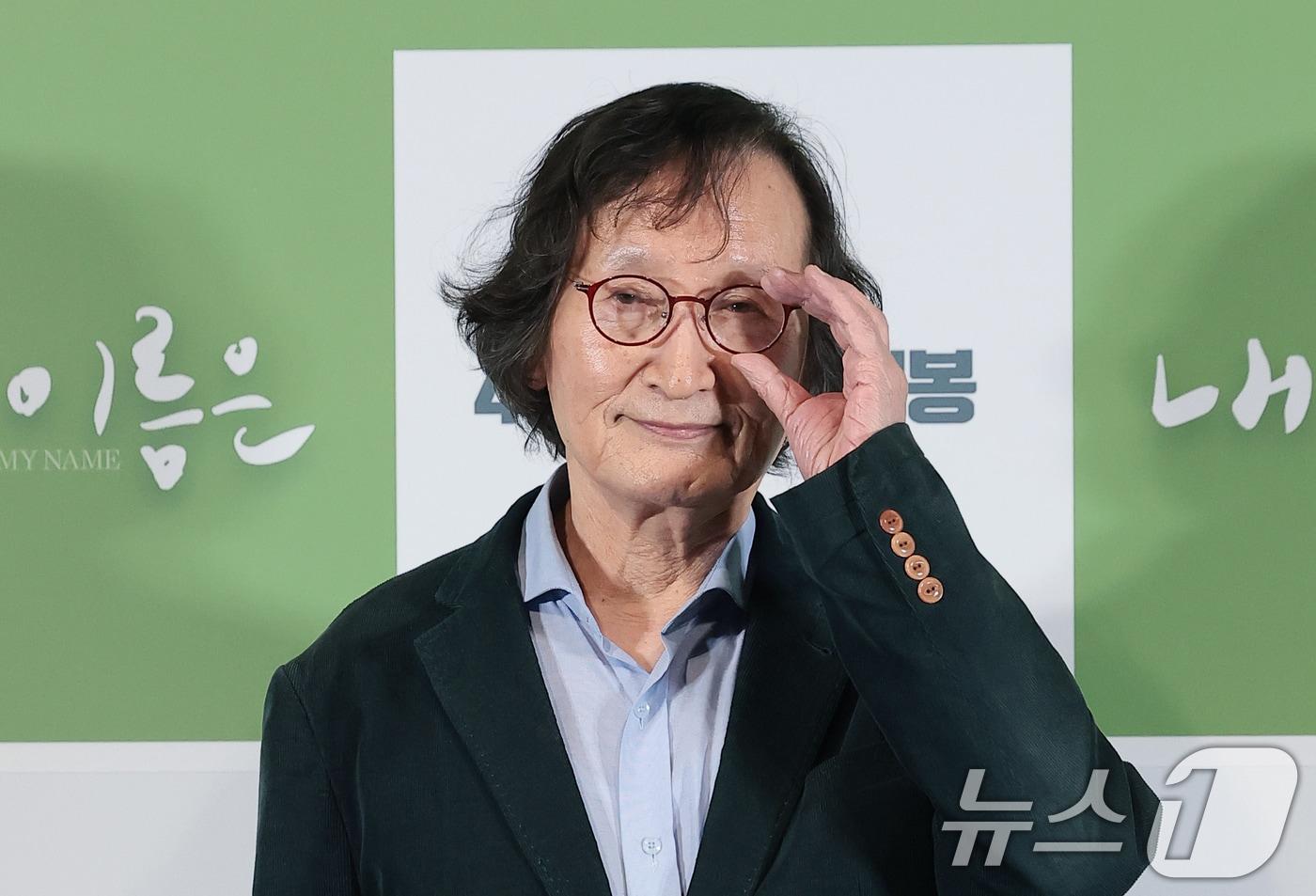 본문 이미지 - 정지영 감독이 2일 서울 용산구 CGV용산아이파크몰에서 열린 영화 '내 이름은' 언론시사회 및 기자간담회에서 포즈를 취하고 있다. '내 이름은'은 촌스러운 자신의 이름을 지우고 싶은 18세 소년 영옥(신우빈 분)과 까맣게 잊힌 1949년 제주의 아픈 기억을 되찾으려는 어머니 정순(염혜란 분)의 숨 막히는 궤적을 쫓는 작품이다. ⓒ 뉴스1 권현진 기자