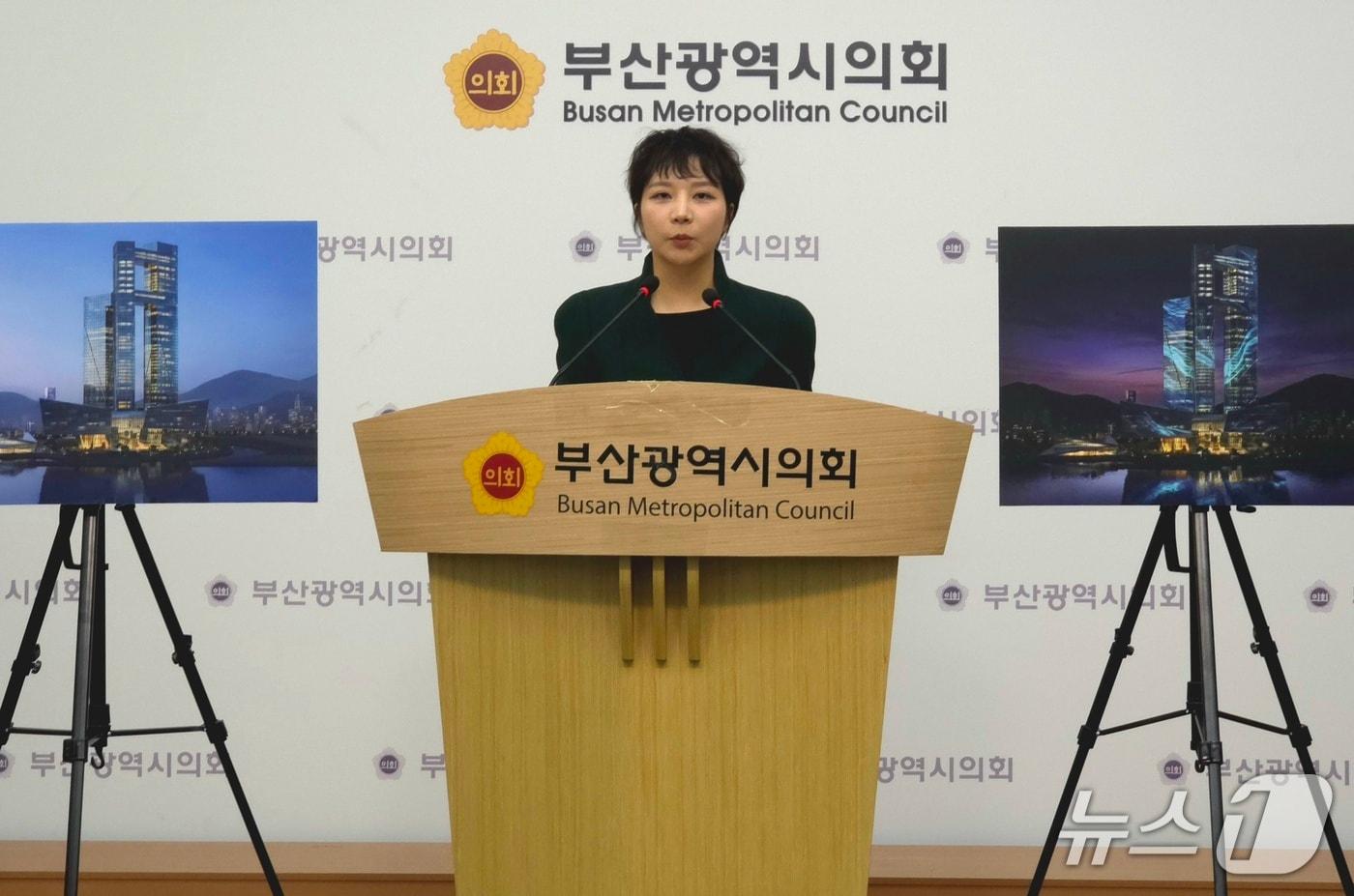 본문 이미지 - 2일 부산시의회 브리핑룸에서 박형준 부산시장 경선캠프의 서지연 대변인이 '사직·북항·영도' 3축 글로벌 컬처 전략 방안을 발표하고 있다.2026.04.02 ⓒ 뉴스1 이주현 기자