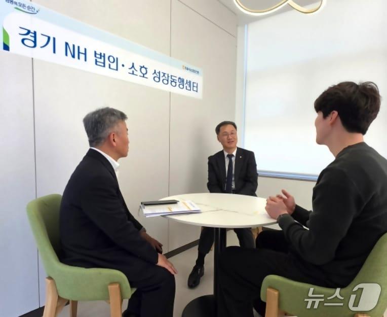 본문 이미지 - NH농협은행 기업금융부문 엄을용 부행장(가운데)이 2일 고객과 사업체 경영 전반에 대한 이야기를 나누고 있다. 2026.04.02 / 사진제공=NH농협은행