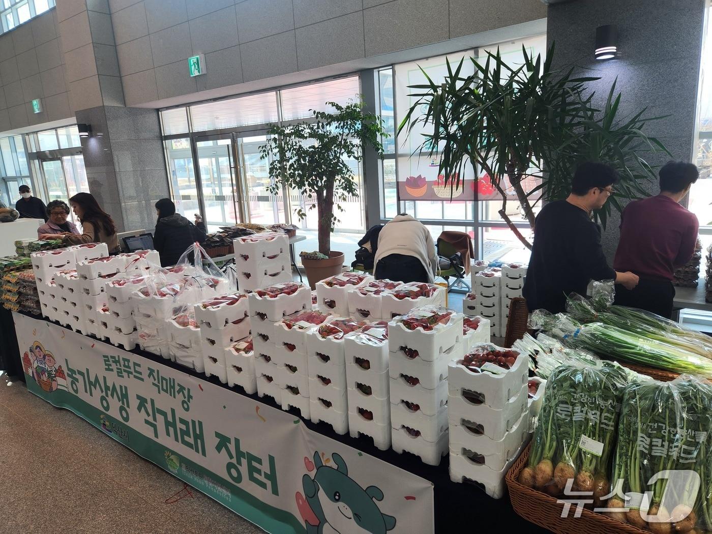 본문 이미지 - 전북 익산시가 3일부터 매주 금요일 시청 1층에서 '로컬푸드 상생 직거래 장터'를 운영한다.(익산시 제공. 재판매 및 DB 금지)