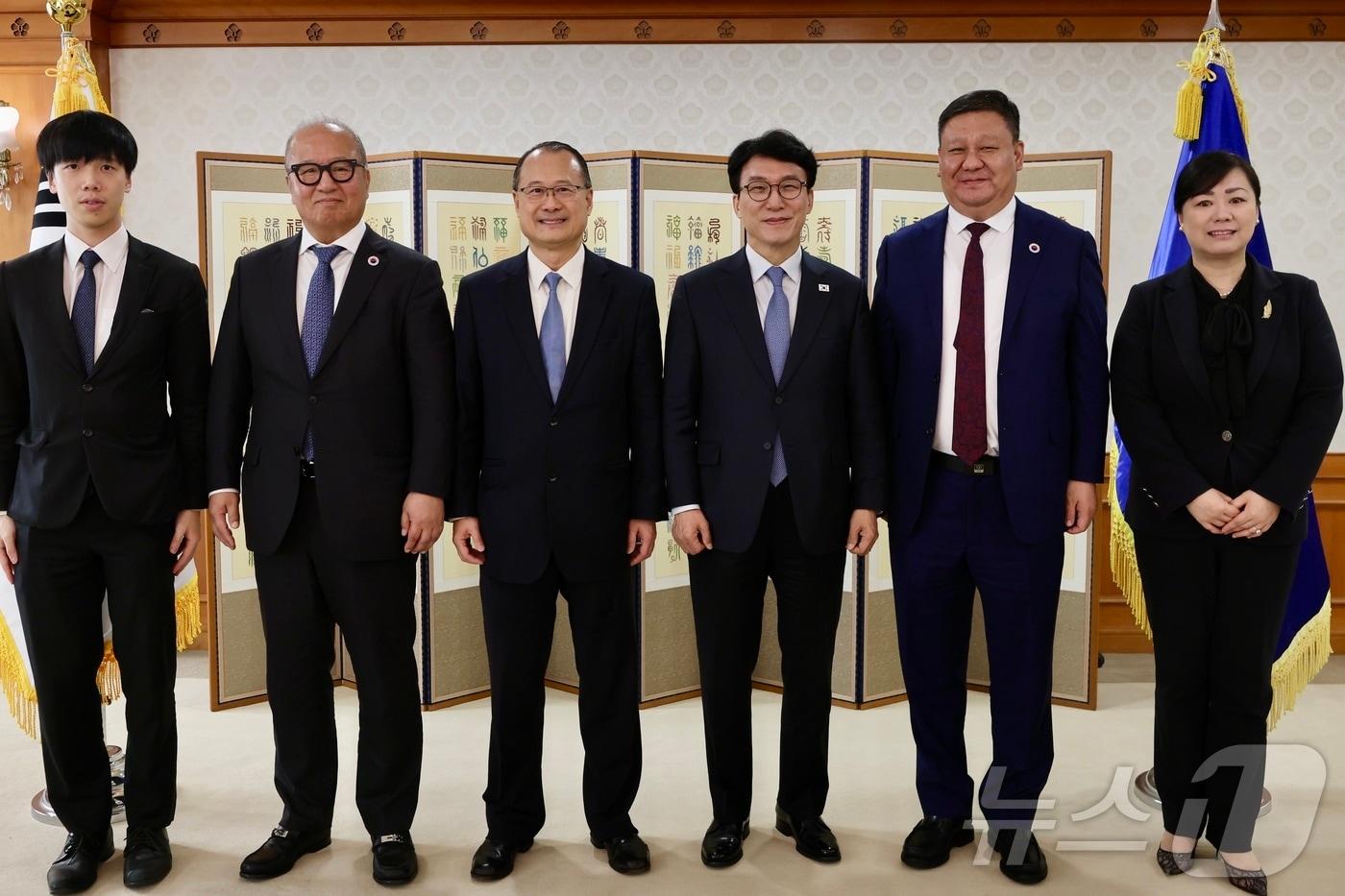 본문 이미지 - 김민석 국무총리가 2일 오전 정부서울청사에서 조나단 초이(Jonathan Choi) 홍콩 중화총상회장을 접견하고 있다. (총리실 제공. 재판매 및 DB 금지) 2026.4.2 ⓒ 뉴스1