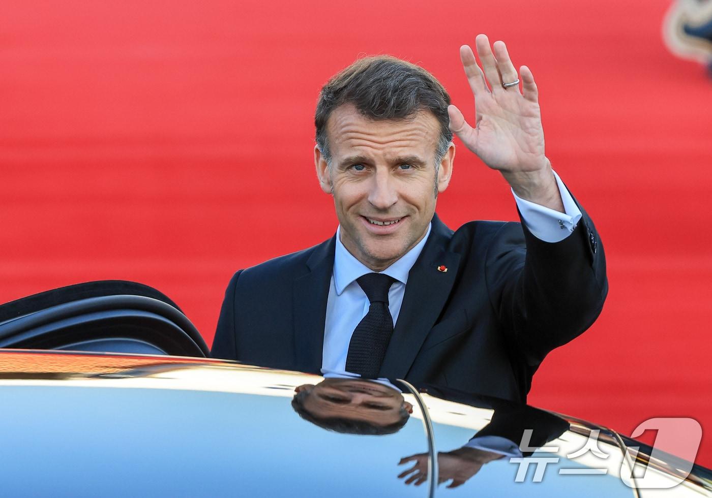 본문 이미지 - 에마뉘엘 마크롱 프랑스 대통령이 2일 경기 성남시 서울공항을 통해 방한, 손을 흔들고 있다. 마크롱 대통령은 오는 3일 이재명 대통령과 정상회담, 국빈 오찬 등의 일정을 진행할 예정이다. 2026.4.2 ⓒ 뉴스1 이호윤 기자